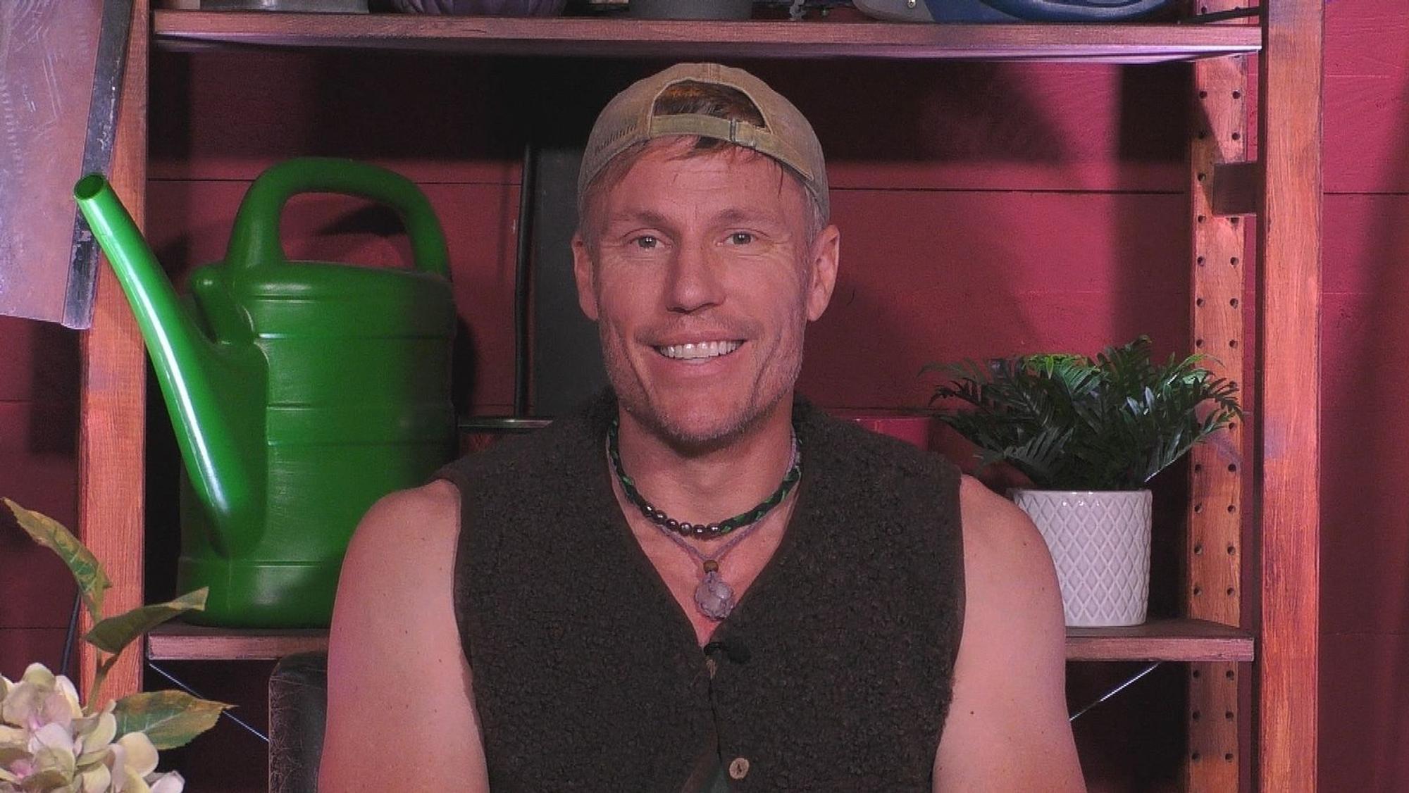 Christian Lell überraschte seine „Promi Big Brother“-Mitbewohnerinnen mit Beauty-OP-Kenntnissen. (Bild: Joyn)