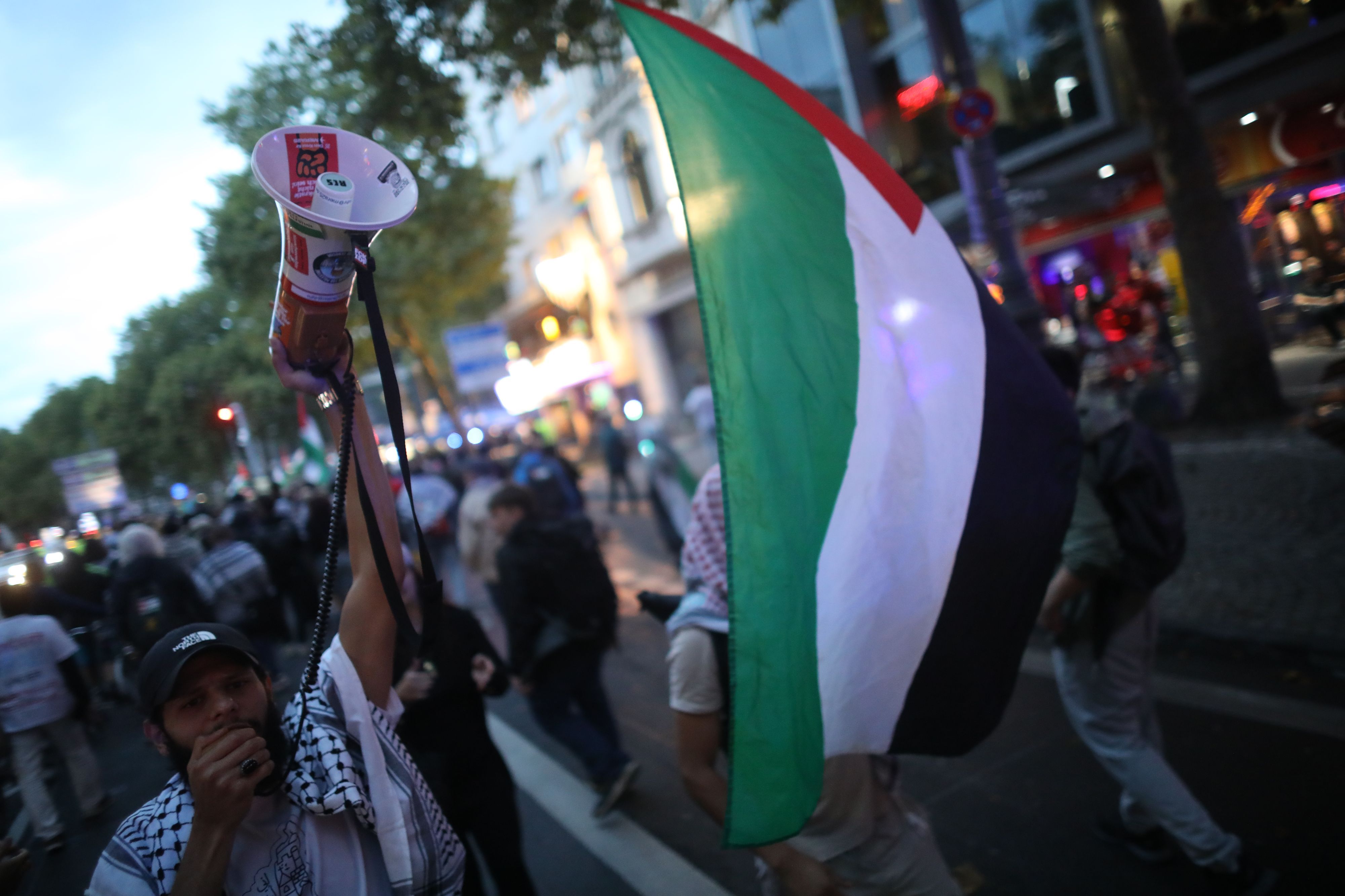 29.08.2025, Köln: Demo "Frieden für Palästina" auf den Ringen. Foto: Arton Krasniqi
