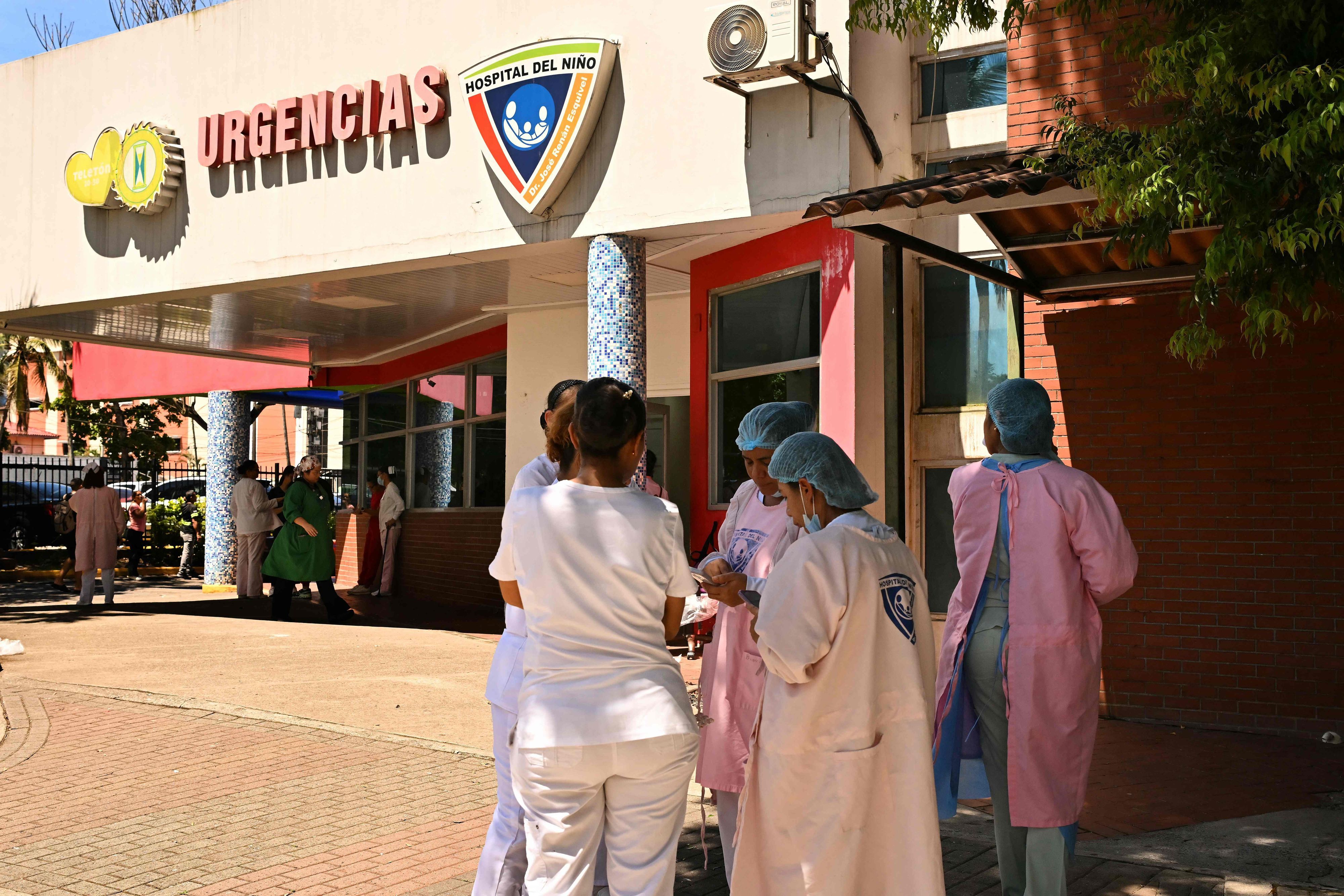 Krankenhauspersonal steht vor dem Hospital del Niño in Panama City.