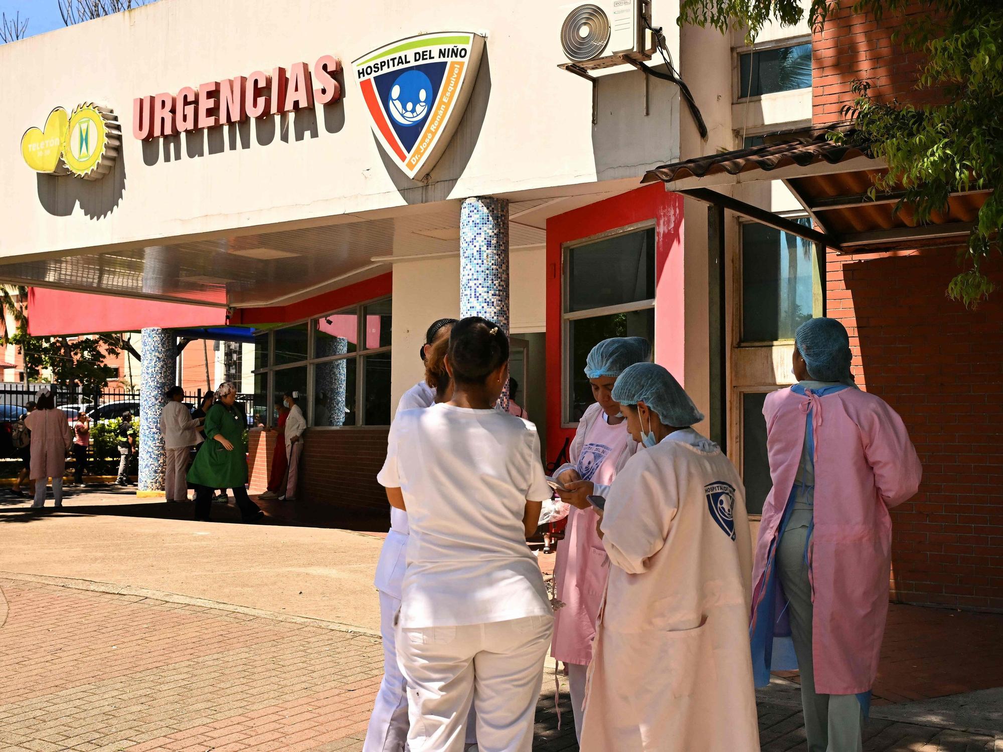 Krankenhauspersonal steht vor dem Hospital del Niño in Panama City.