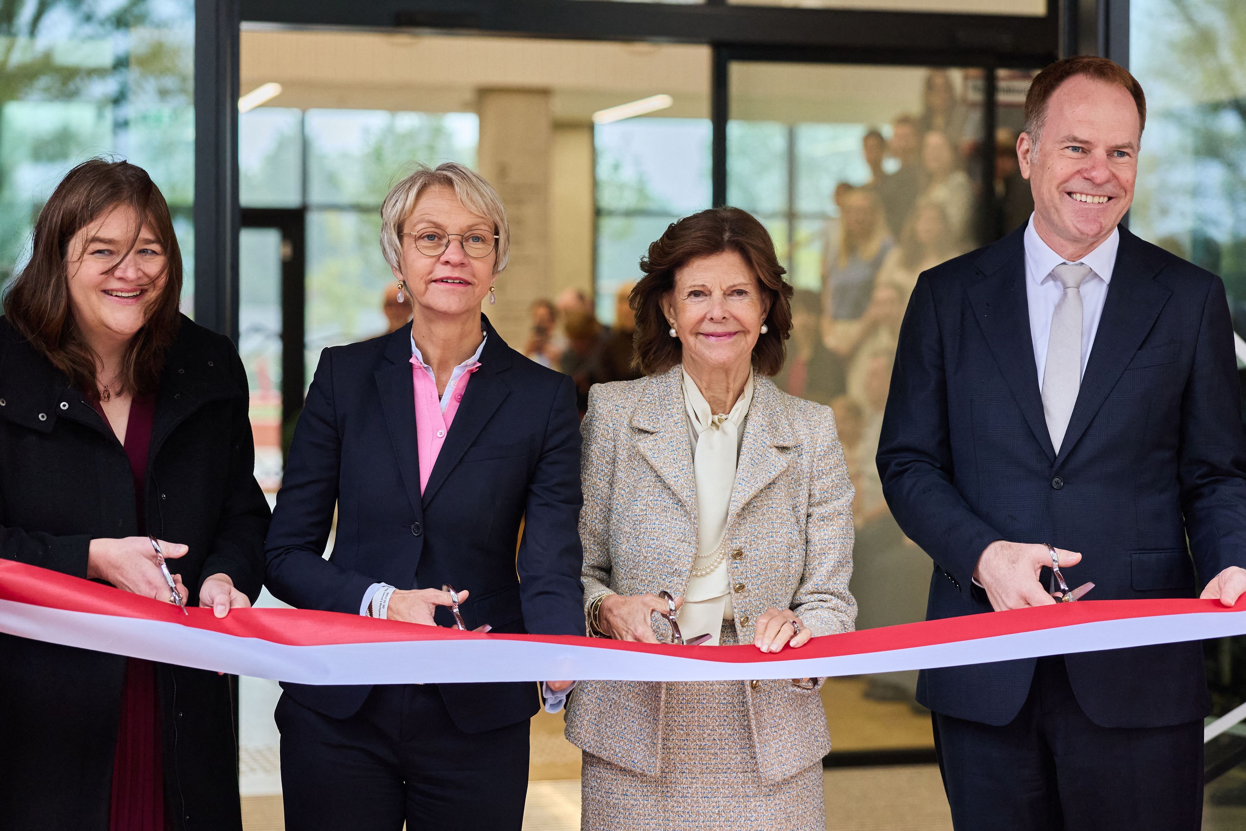 Königin Silvia von Schweden schneidet bei der Eröffnung des Luisen-Gymnasiums ein Band durch mit Gabriele Patten (l), Schulleiterin, Dorothee Feller (2.v.l., CDU), Ministerin für Schule und Bildung des Landes Nordrhein-Westfalen, und Stephan Keller, Oberbürgermeister von Düsseldorf.
