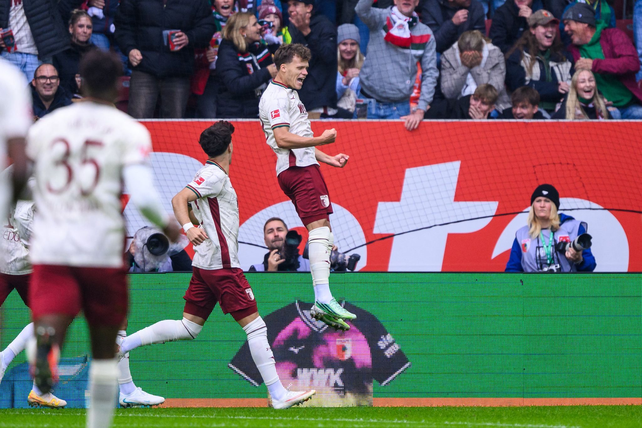 Augsburg-Profi Fellhauer jubelt nach seinem Bundesliga-Rekordtreffer.