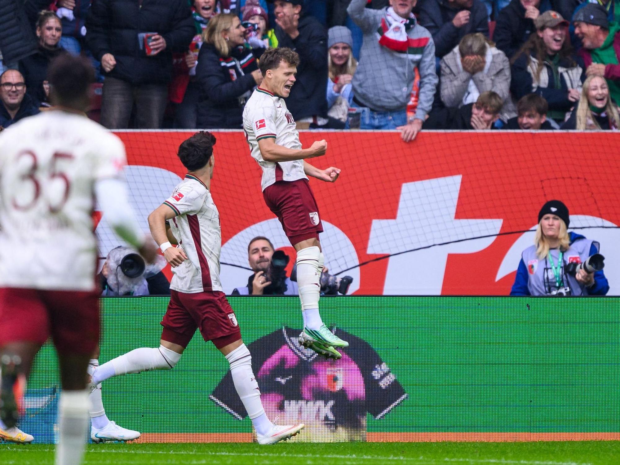 Augsburg-Profi Fellhauer jubelt nach seinem Bundesliga-Rekordtreffer.