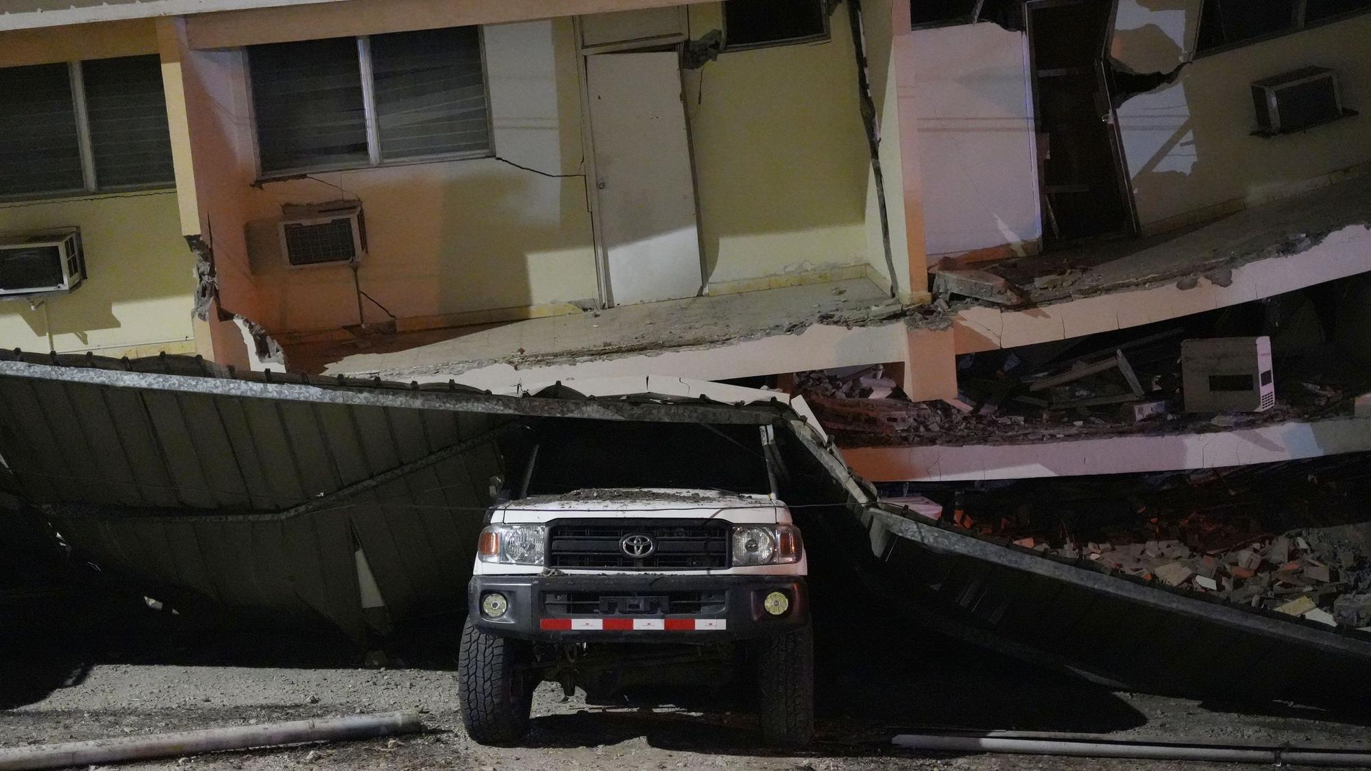 Ein Fahrzeug steht zerdrückt unter einem eingestürzten Gebäude, nachdem ein Erdbeben Penonome in Panama erschüttert hatte.