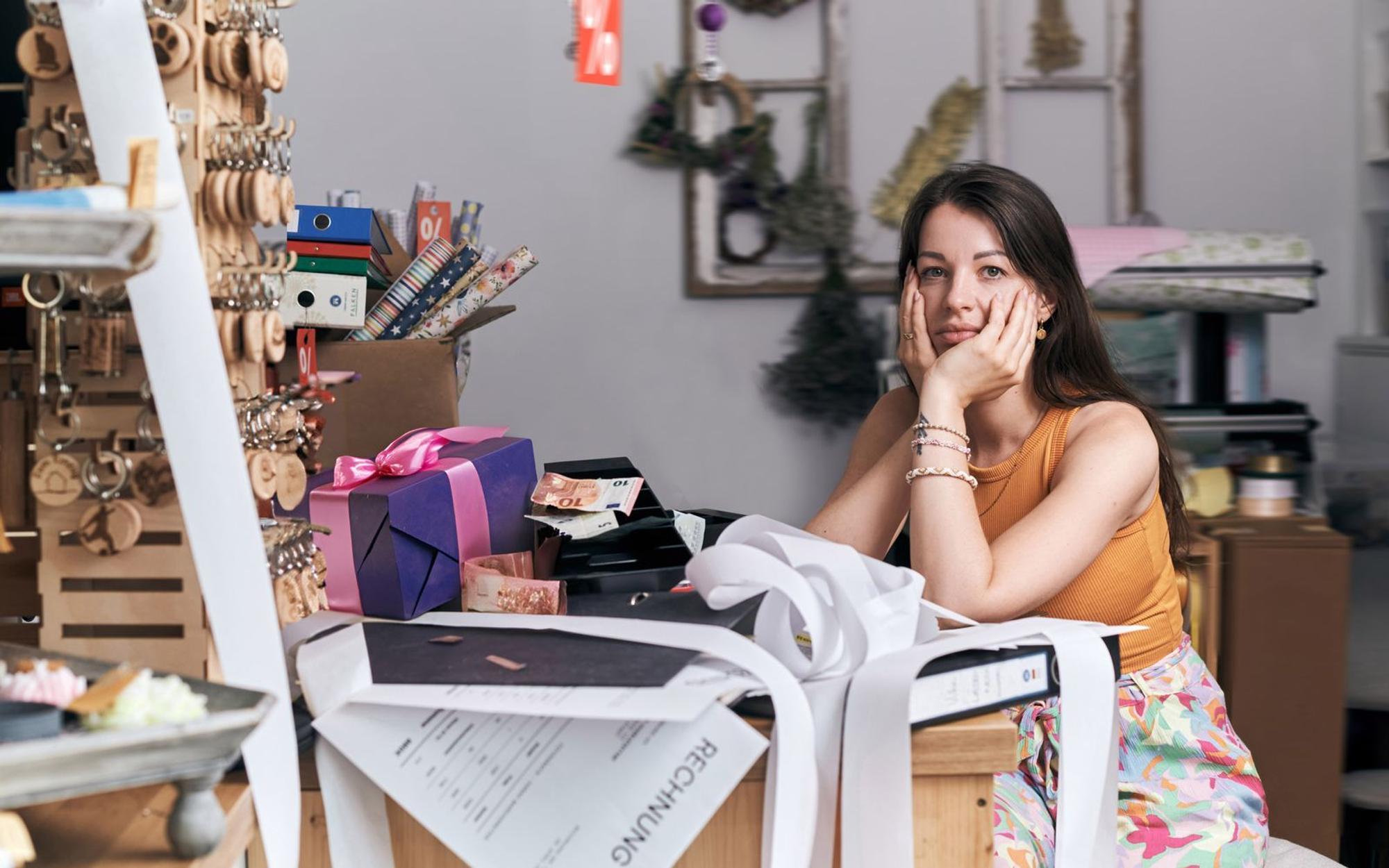 Schirin (31) hat mehr als 90.000 Euro Schulden und kämpft mit ihrem Laden ums Überleben im Einzelhandel. (Bild: ZDF/ Sarah Storch)