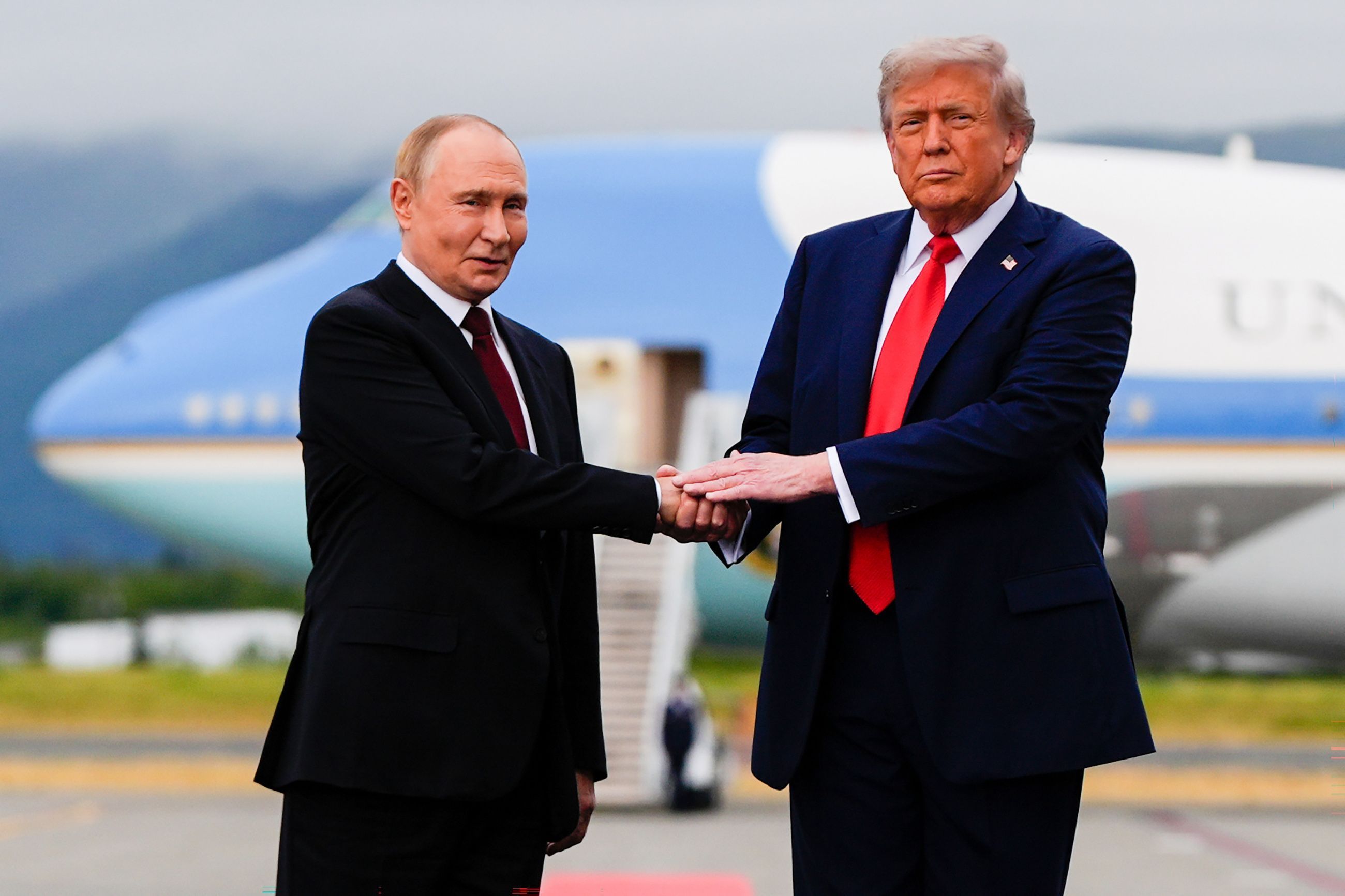 US-Präsident Donald Trump und der russische Präsident Wladimir Putin im August 202 auf der Joint Base Elmendorf-Richardson, Alaska.