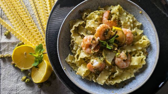 Pasta mit Garnelen und Wasabi-Pesto.