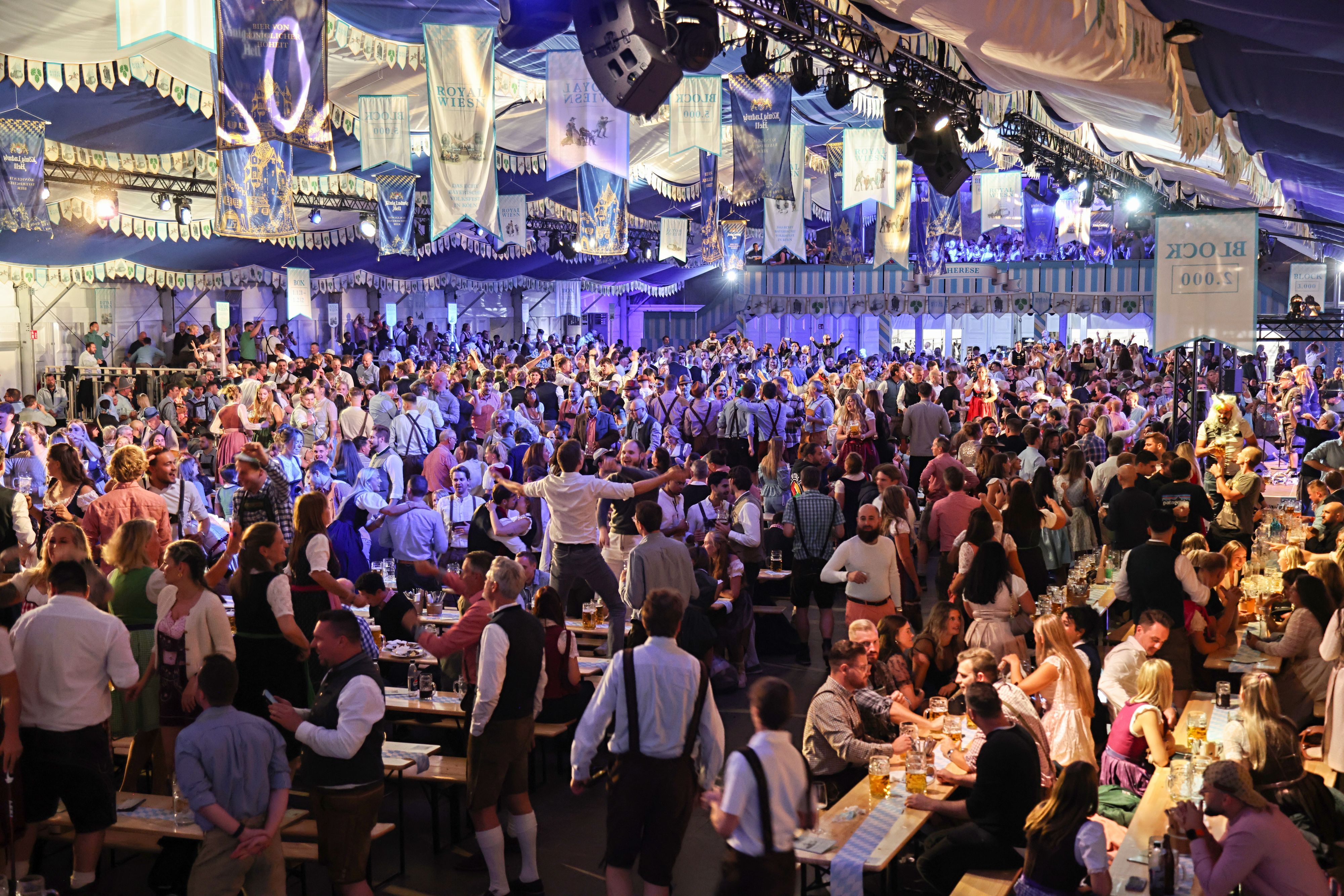 Das Festzelt der Royal Wiesn bietet Platz für 3500 Gäste. Obwohl der Auftakt nicht ganz ausverkauft war, herrschte eine euphorische Stimmung.Blick ins Zelt der Royal Wiesn.