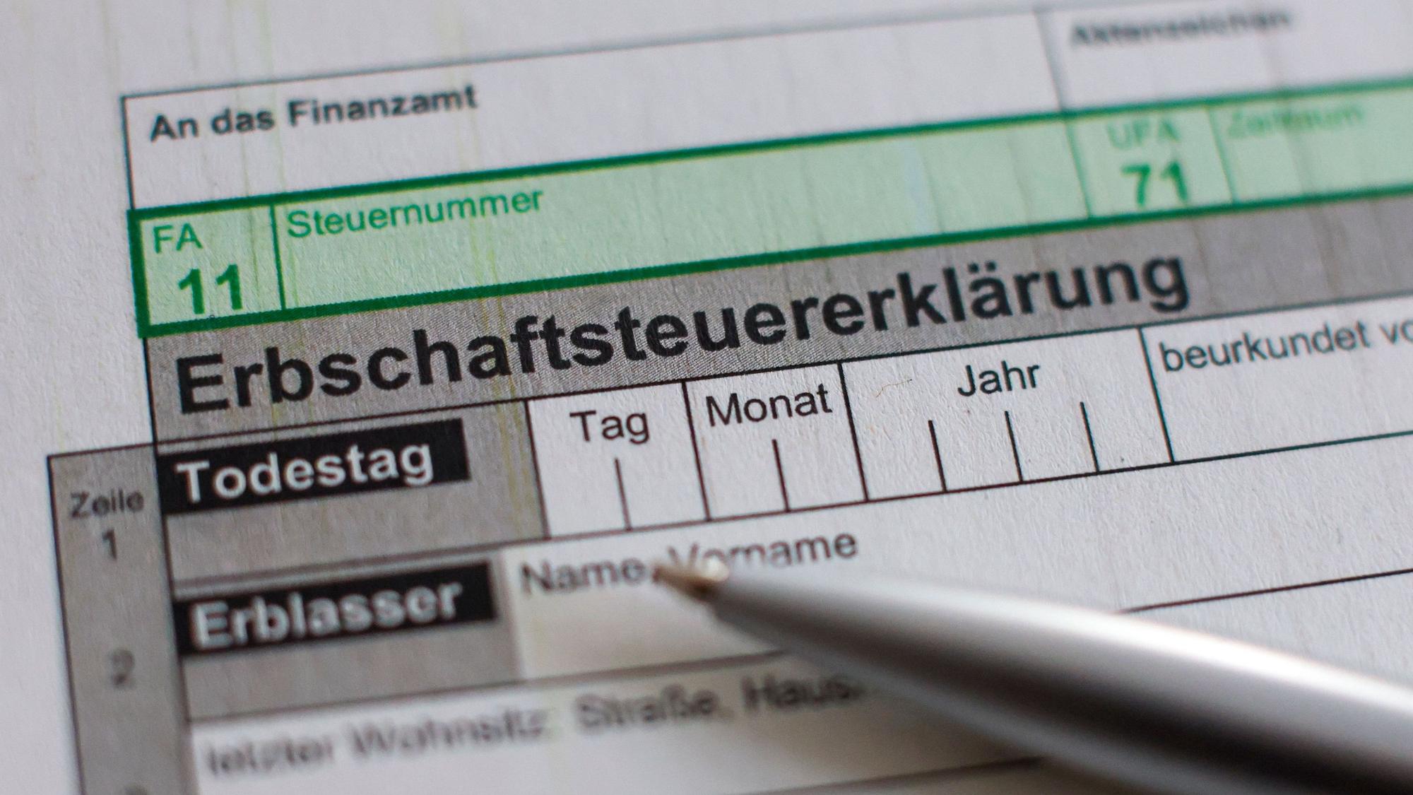 ILLUSTRATION - 13.01.2026, Sachsen, Leipzig: Ein Kugelschreiber liegt auf einem Bogen zur Erbschaftsteuererklärung. (zu dpa: «Enorme Unterschiede bei Erbschaften zwischen Ost und West») Foto: Jan Woitas/dpa +++ dpa-Bildfunk +++