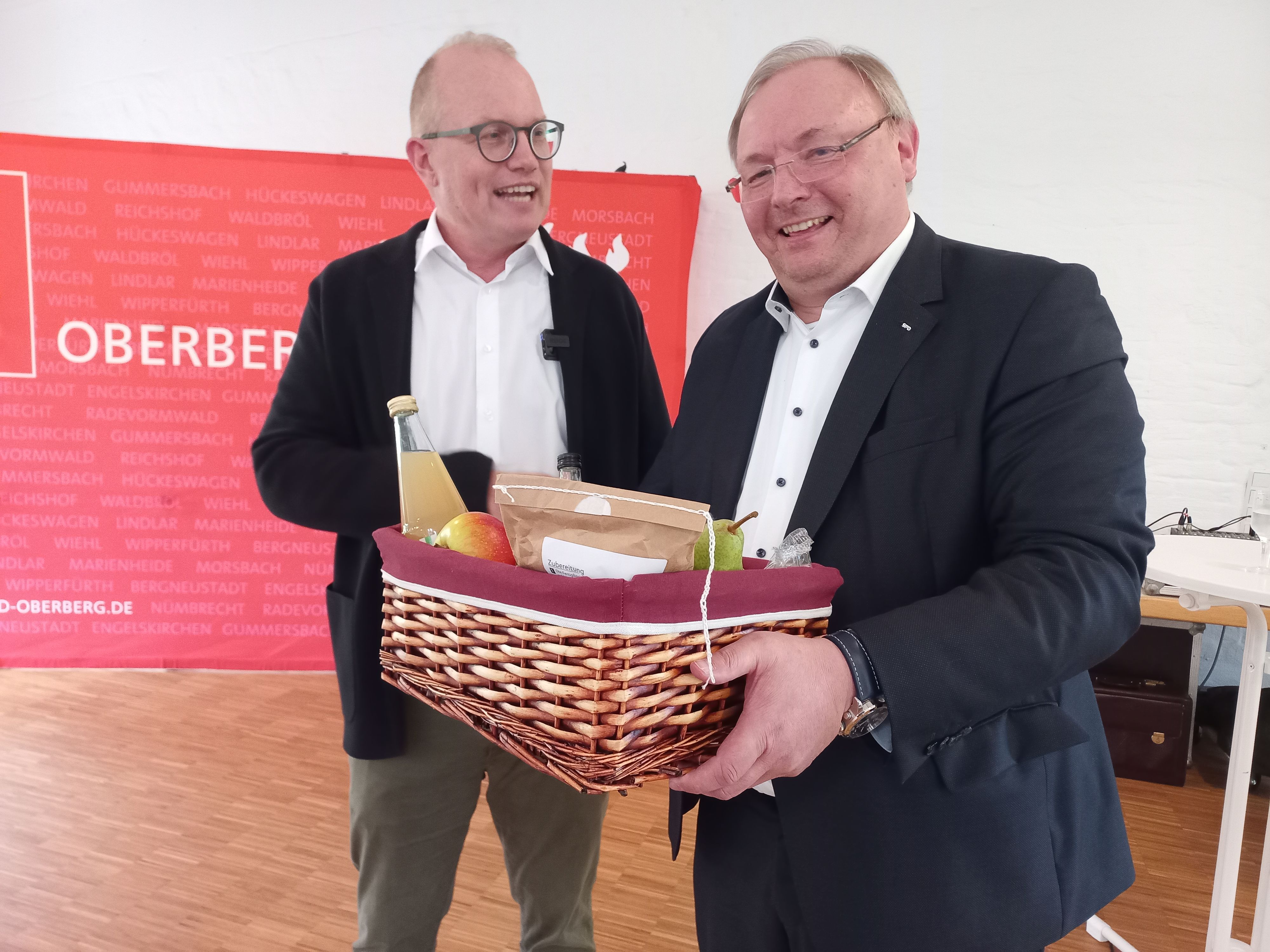 Zwei Männer und ein Obstkorb