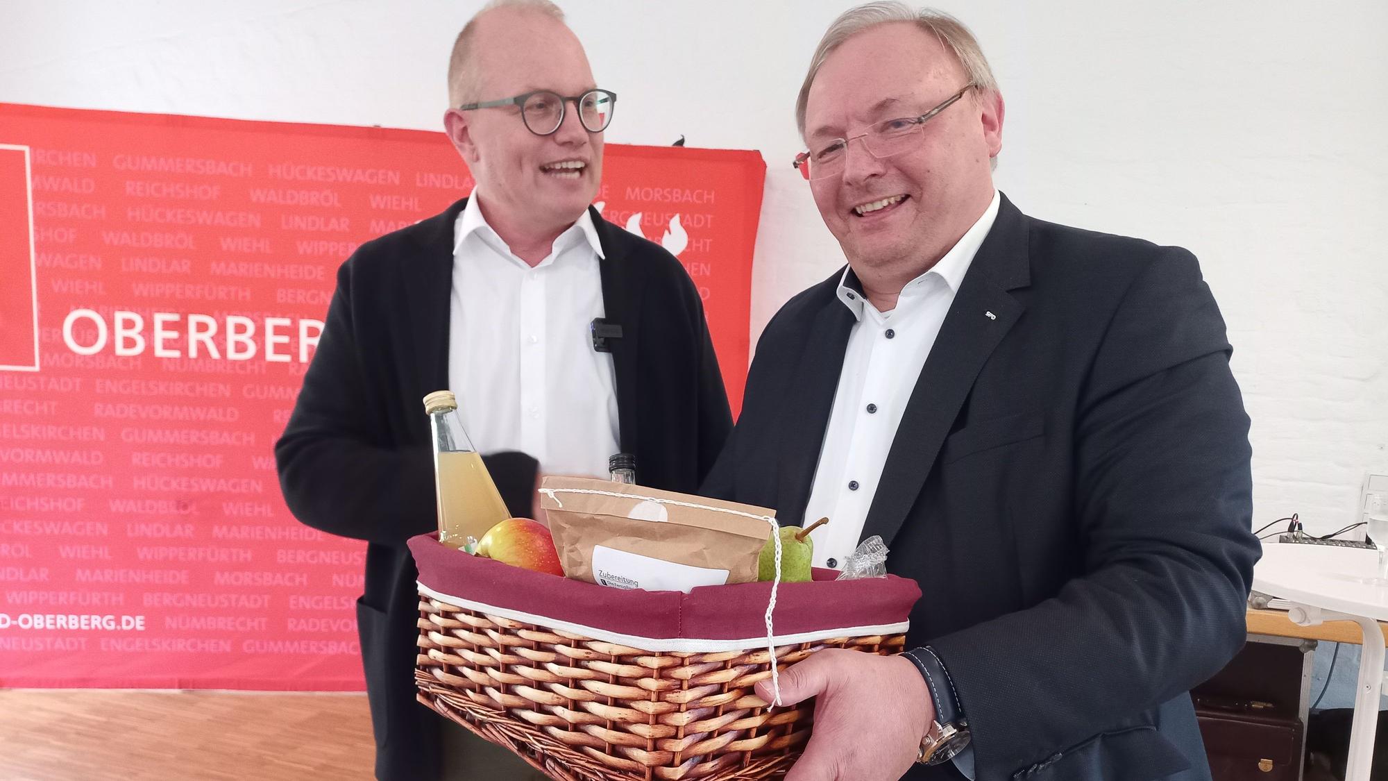 Zwei Männer und ein Obstkorb
