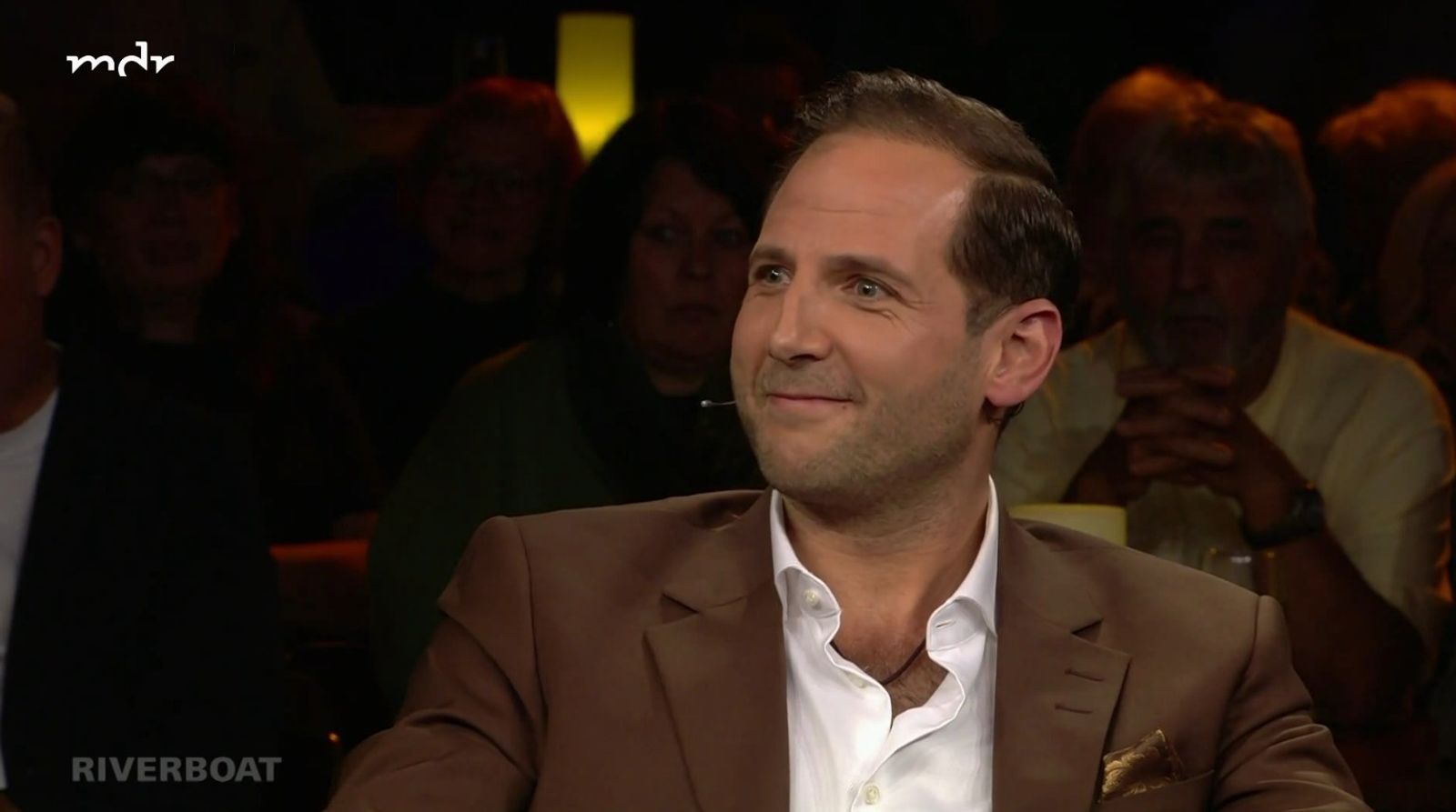 Julian Schmitz-Avila berichtet bei „Riverboat“ von seinem teuersten Kauf bei „Bares für Rares“. (Bild: MDR)