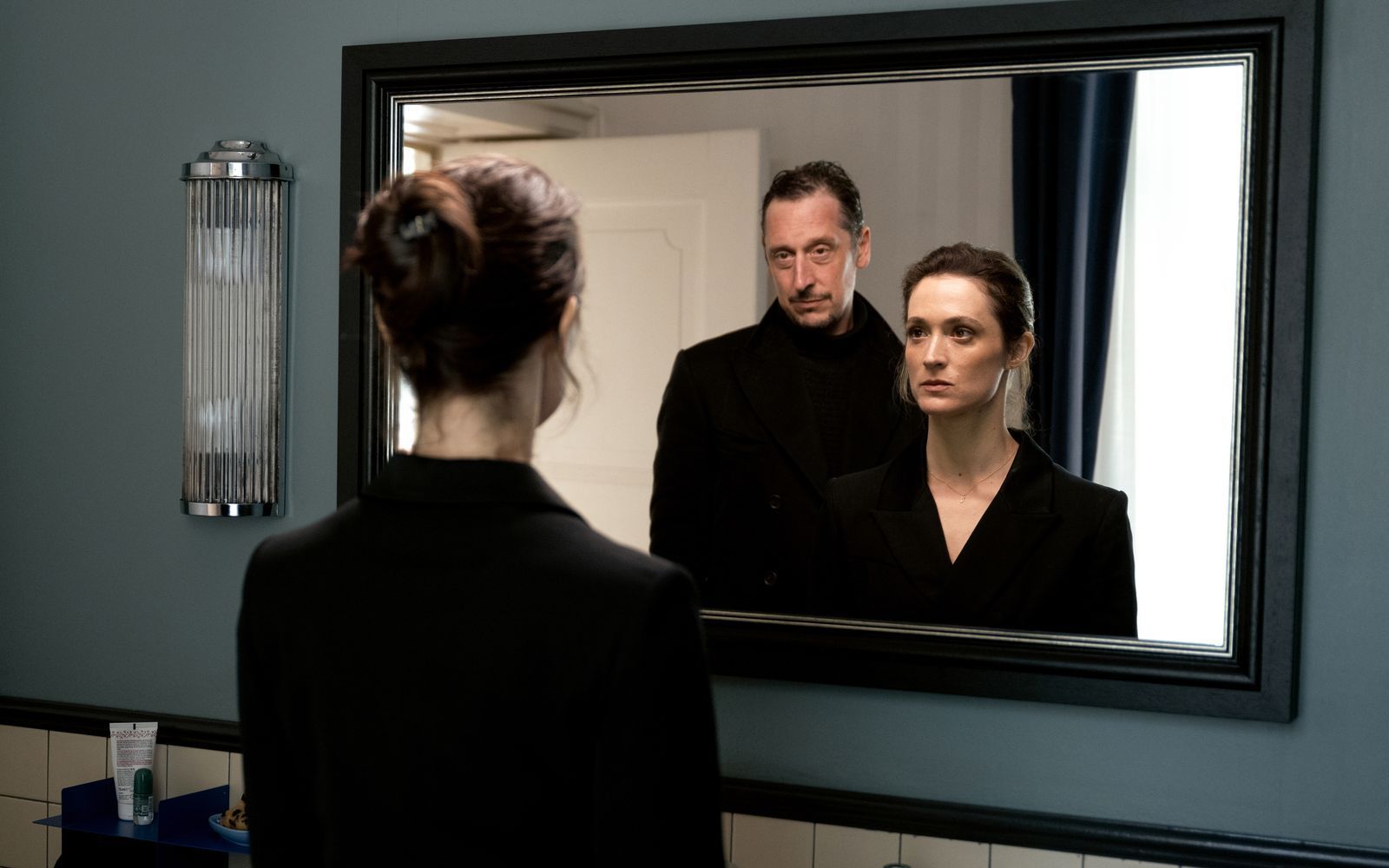 Die Bestsellerautorin und der Journalist: Friederike Becht und Hans Löw liefern sich in „Die Falle“ ein Katz- und Mausspiel. Allerdings weiß man nie so genau, wer die Mausist und wer die Katze. (Bild: Netflix)