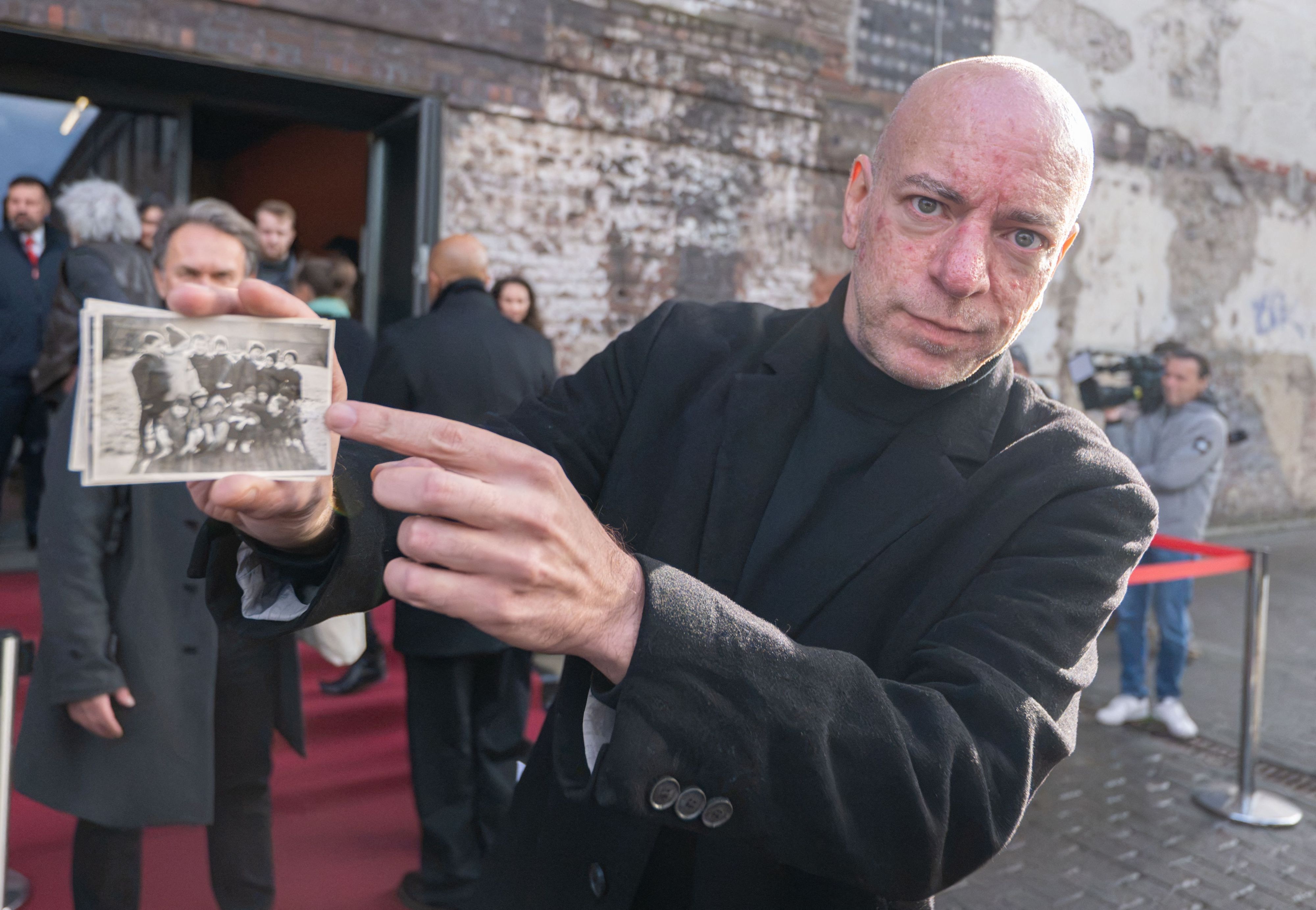 Im Vorfeld der Trauerfeier für den Schauspieler Ralf Richter zeigt Sohn Maxwell ein Kindheitsfoto seines Vaters.