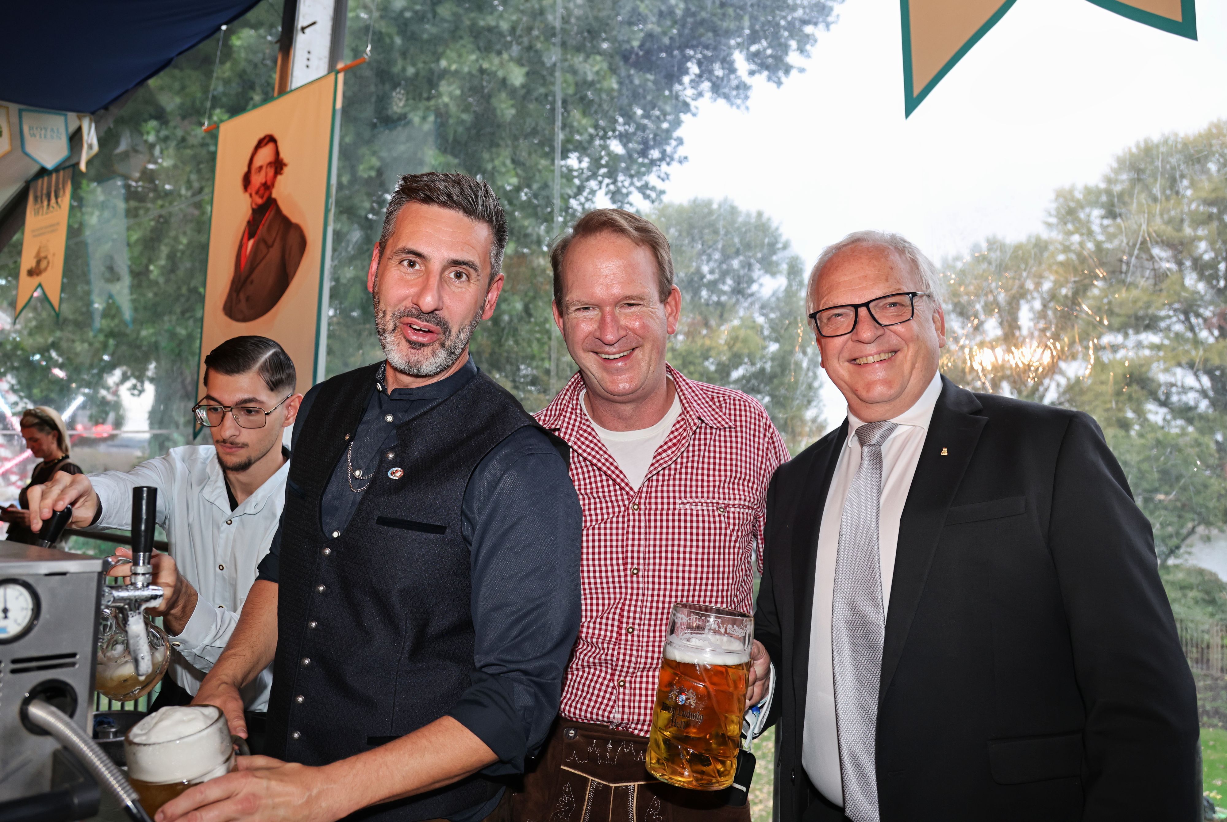 Johannes Hermanns, Stefan Löcher und Sven Häffner beim Zapfen.