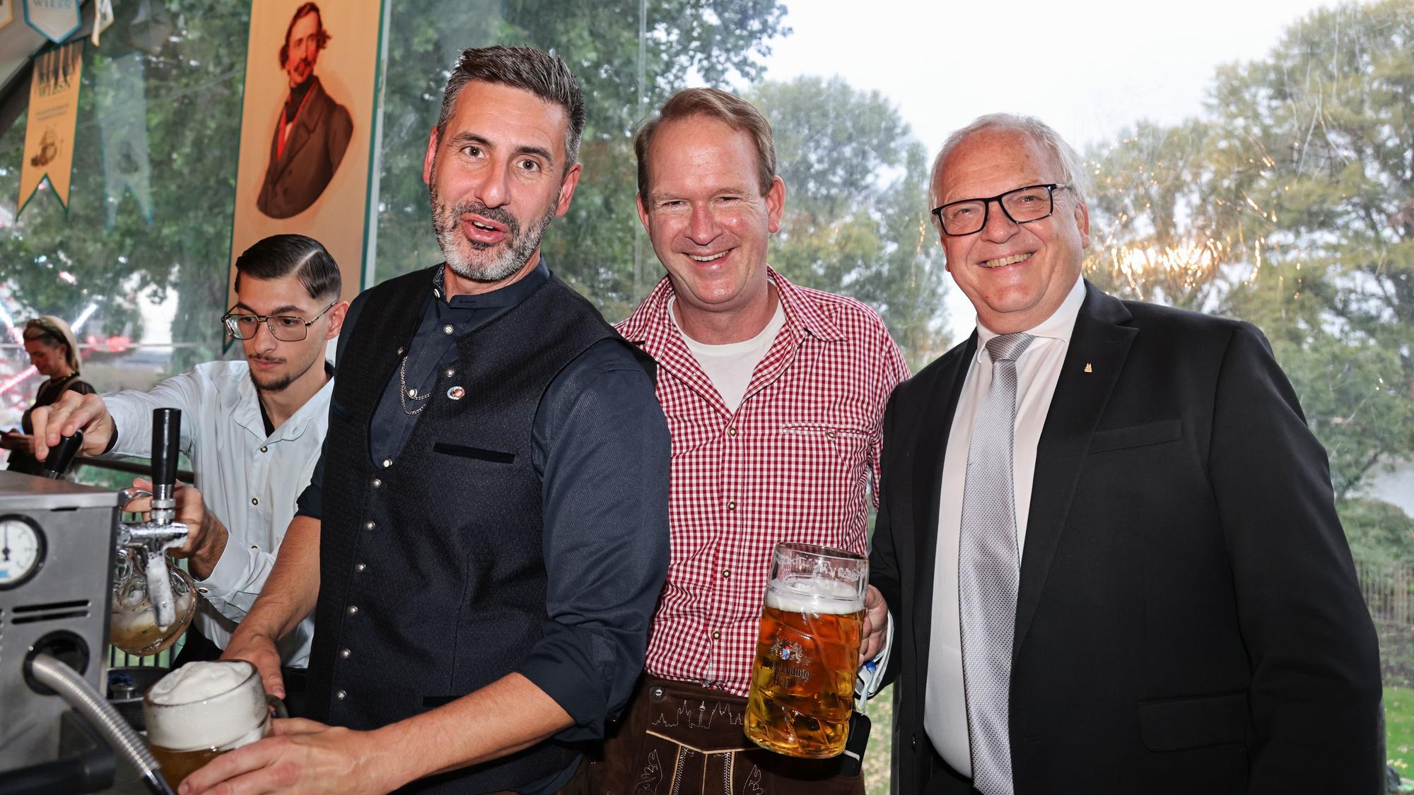 Johannes Hermanns, Stefan Löcher und Sven Häffner beim Zapfen.