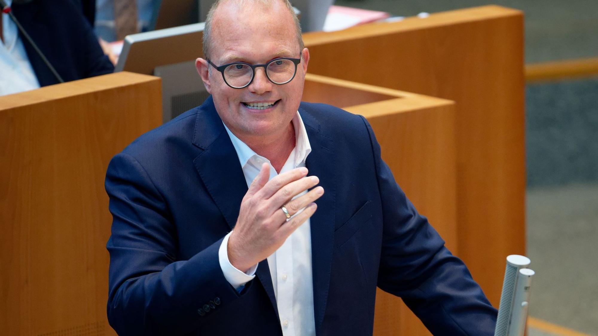 Der Kölner Jochen Ott hält Gerhard Schröder in der SPD für isoliert.