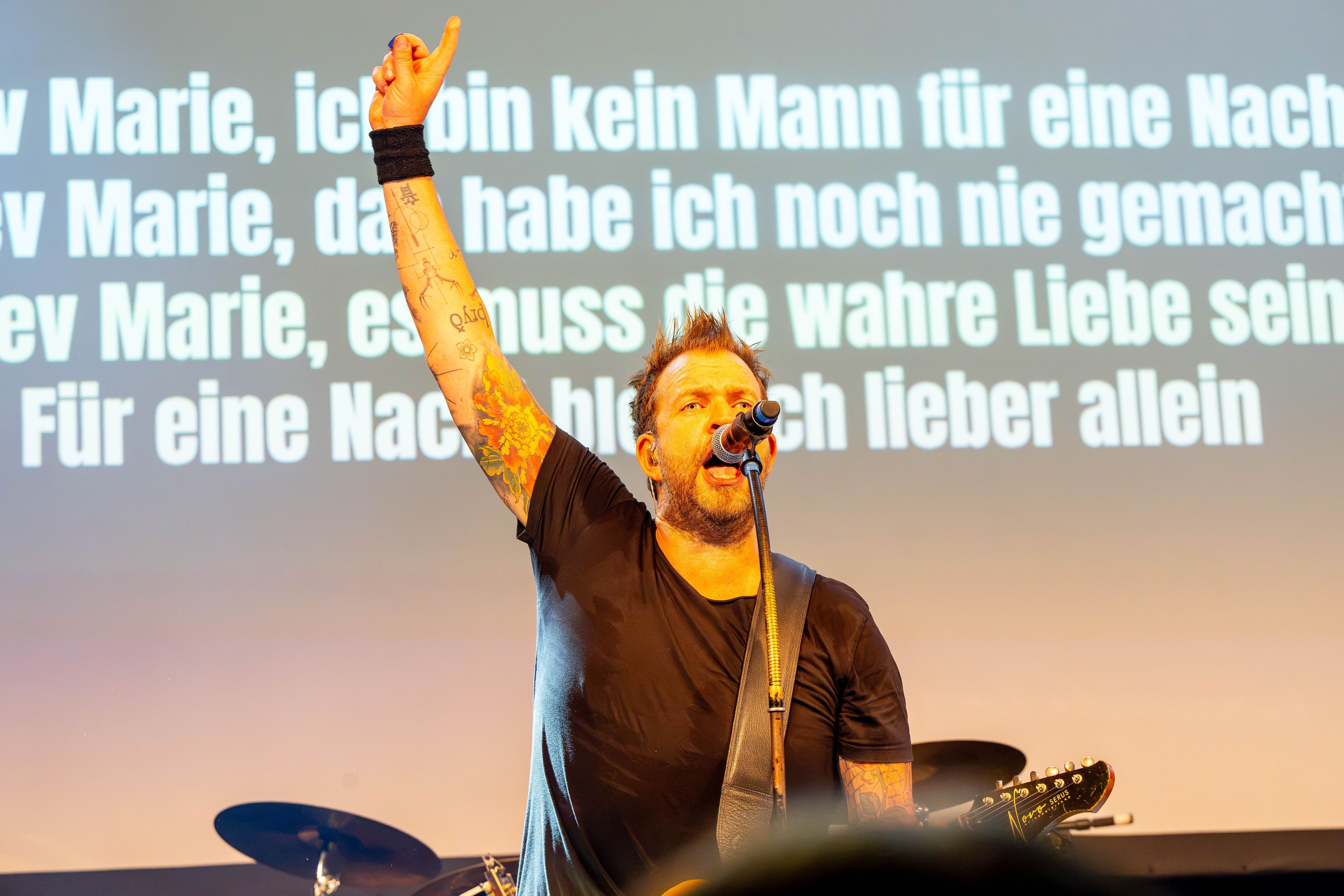 Paveier-Frontmann Sven Welter beim Mitsingkonzert seiner Band am Freitagabend (9. Oktober 2026) im Gloria.