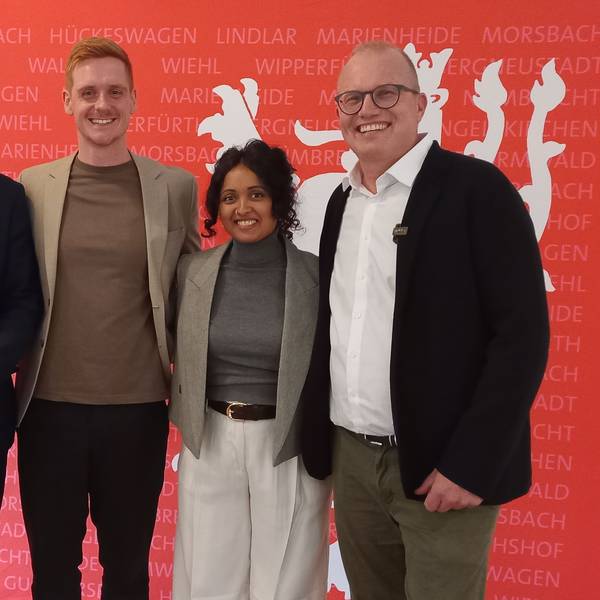 Zu sehen ist ein Gruppenbild mit vier Politikern