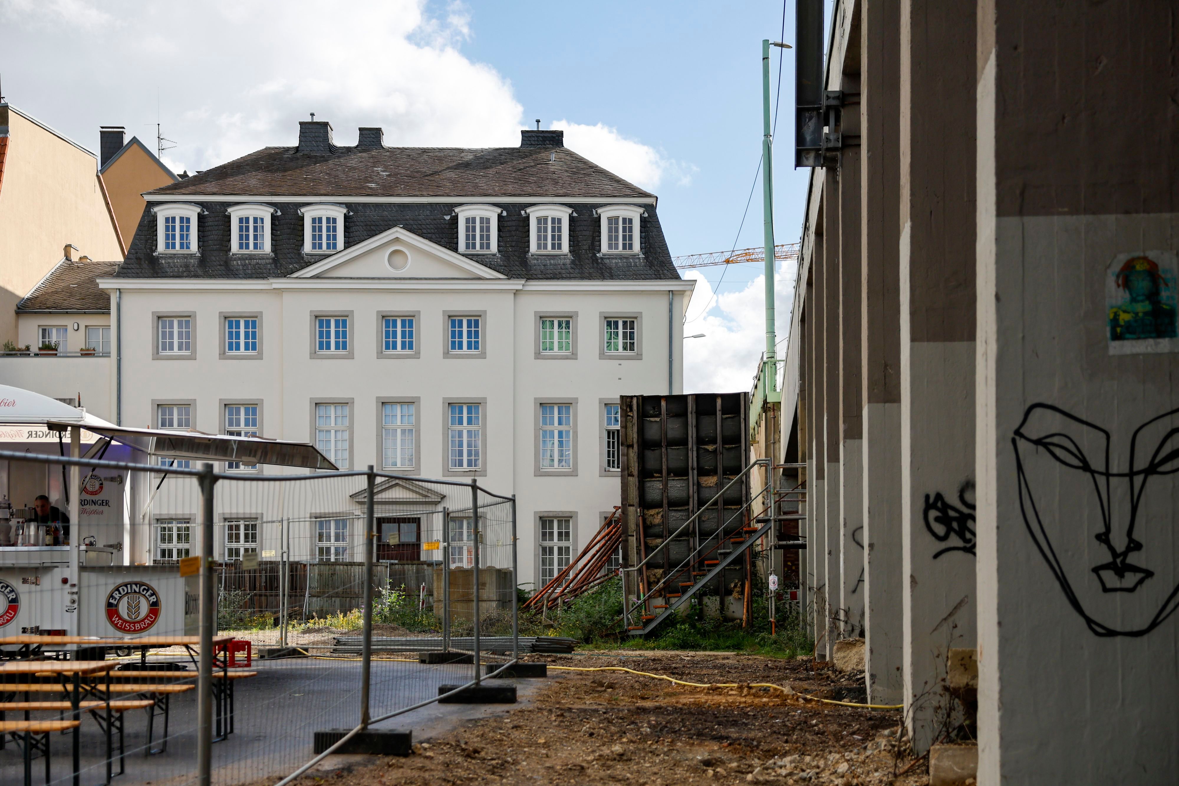 Die Bauarbeiten an der Mülheimer Brücke finden nur wenige Meter von angrenzender Bebauung statt.
