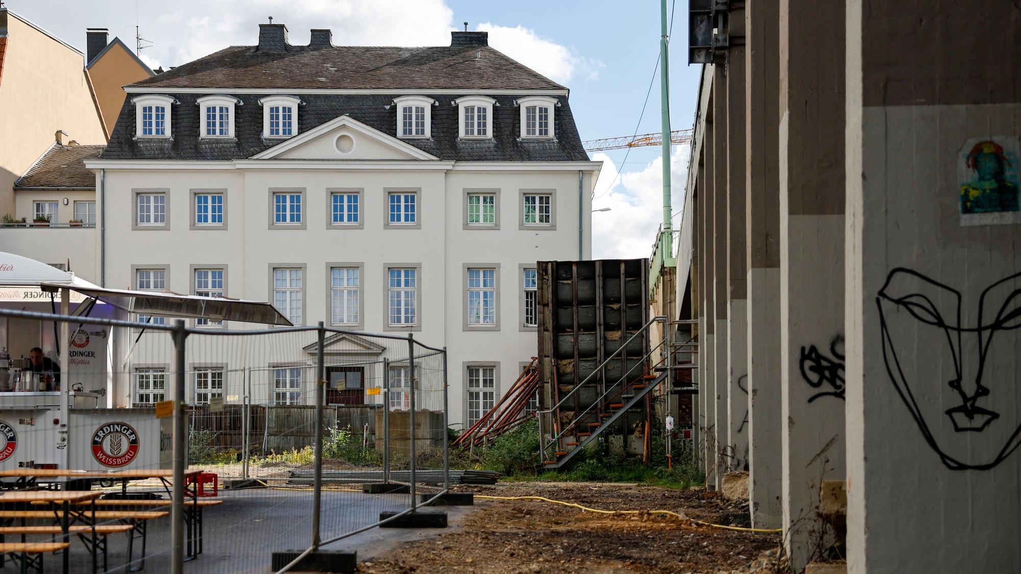 Die Bauarbeiten an der Mülheimer Brücke finden nur wenige Meter von angrenzender Bebauung statt.