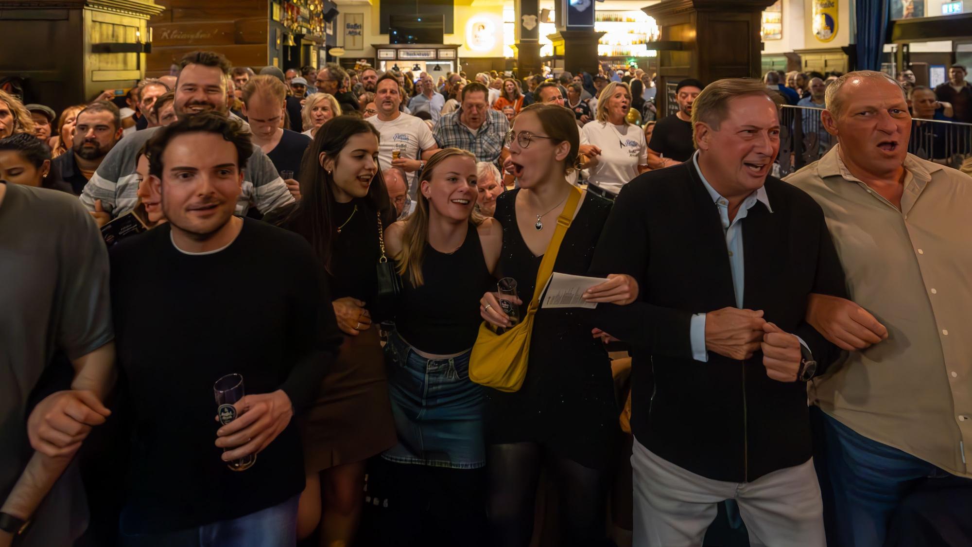 Gäste beim Mitsingkonzert von Björn Heuser im Gaffel am Dom.