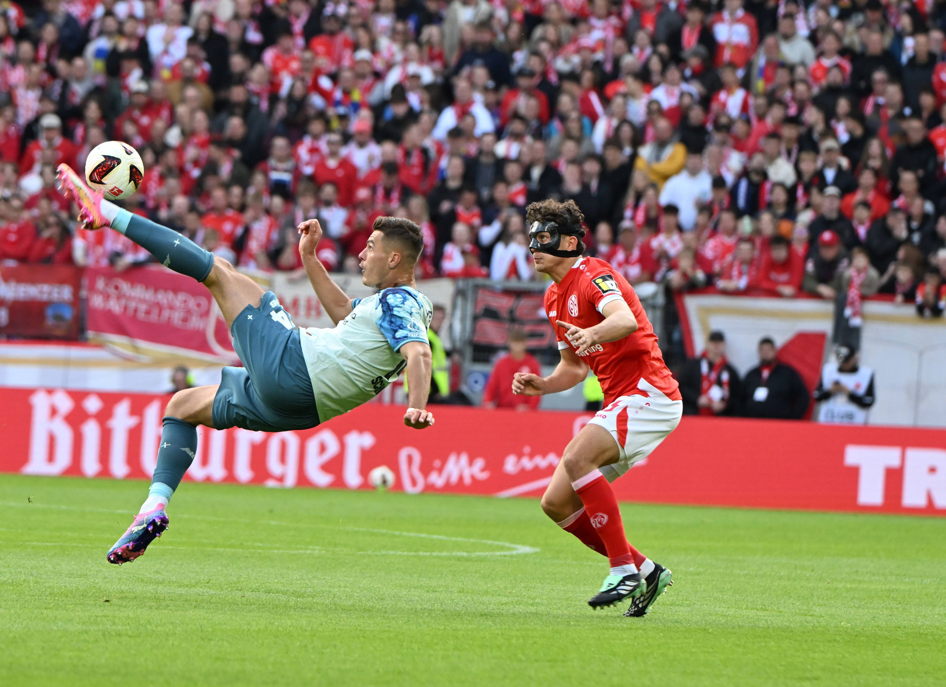 Fussball-Bundesliga - Saison 2026/2027 Mewa-Arena Mainz - 10.10.2026 1. FSV Mainz 05 mz - Bayer Leverkusen lev Patrik SCHICK Bayer Leverkusen, li - Fabio GRUBER mz DFL REGULATIONS PROHIBIT ANY USE OF PHOTOGRAPHS AS IMAGE SEQUENCES AND OR QUASI VIDEO EDITORIAL USE ONLY NATIONAL AND INTERNATIONAL NEWS AGENCIES OUT Fussball-Bundesliga - 1. FSV Mainz 05 *** Soccer Bundesliga Season 20262027 Mewa Arena Mainz, October 10, 2026, 1:00 p.m. FSV Mainz 05 vs. Bayer Leverkusen, Patrik SCHICK Bayer Leverkusen, li Fabio GRUBER mz DFL regulations prohibit any use of photographs as image sequences and/or quasi-video editorial use only national and international news agencies excluded. German Bundesliga 1 FSV Mainz 05