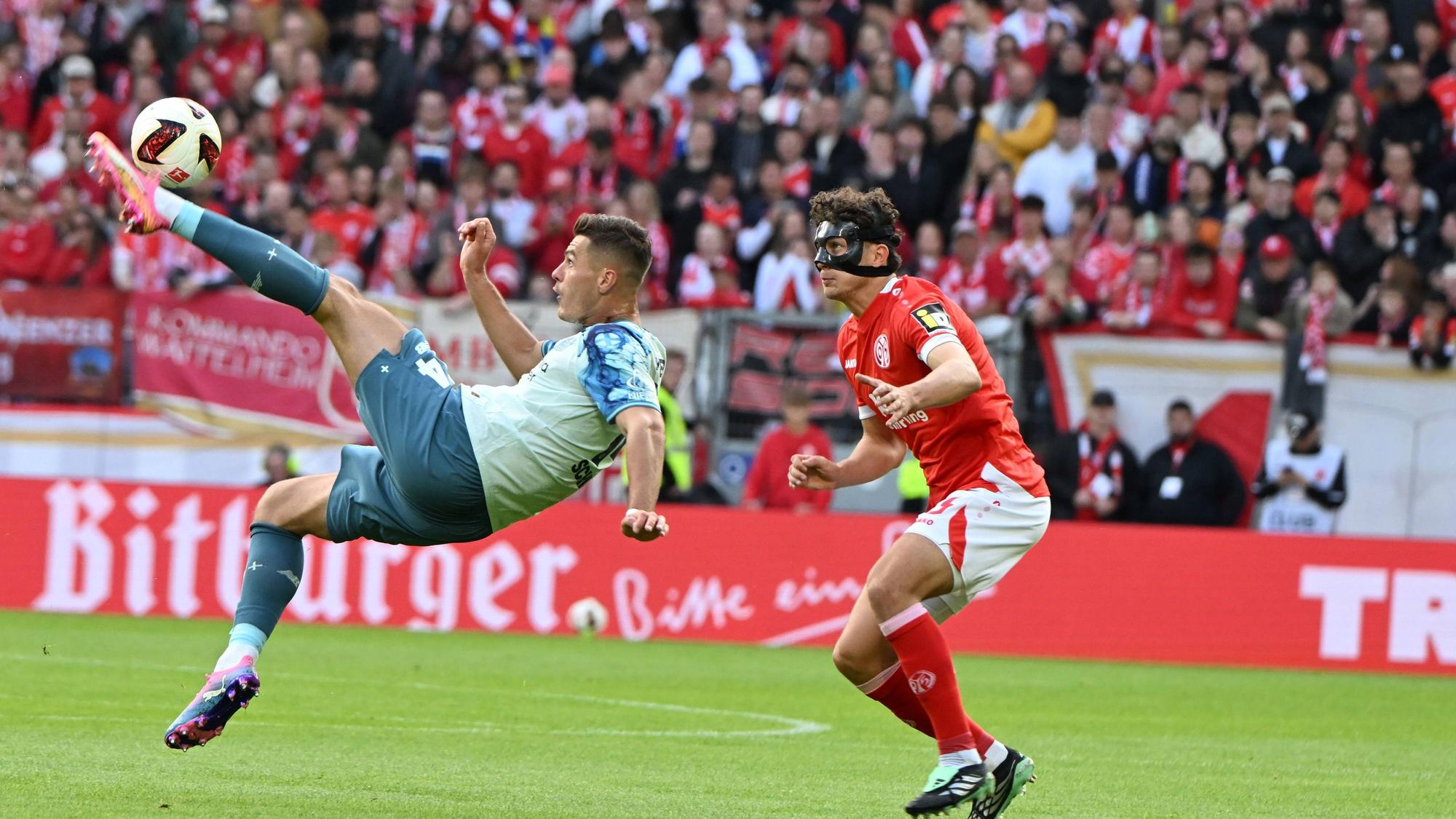 Fussball-Bundesliga - Saison 2026/2027 Mewa-Arena Mainz - 10.10.2026 1. FSV Mainz 05 mz - Bayer Leverkusen lev Patrik SCHICK Bayer Leverkusen, li - Fabio GRUBER mz DFL REGULATIONS PROHIBIT ANY USE OF PHOTOGRAPHS AS IMAGE SEQUENCES AND OR QUASI VIDEO EDITORIAL USE ONLY NATIONAL AND INTERNATIONAL NEWS AGENCIES OUT Fussball-Bundesliga - 1. FSV Mainz 05 *** Soccer Bundesliga Season 20262027 Mewa Arena Mainz, October 10, 2026, 1:00 p.m. FSV Mainz 05 vs. Bayer Leverkusen, Patrik SCHICK Bayer Leverkusen, li Fabio GRUBER mz DFL regulations prohibit any use of photographs as image sequences and/or quasi-video editorial use only national and international news agencies excluded. German Bundesliga 1 FSV Mainz 05