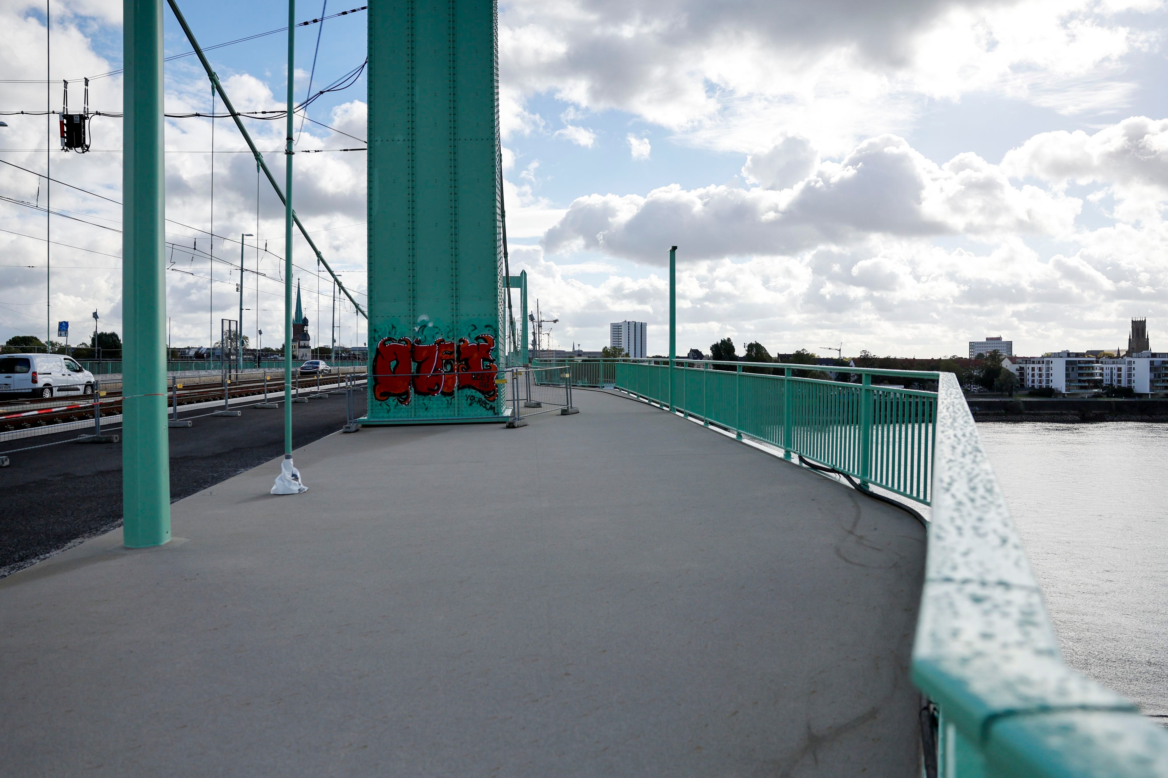 Die Südseite der Mülheimer Brücke ist fertig.