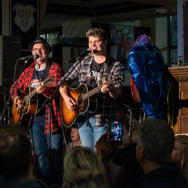 Auch Dennis Kleimann (r.) begleitete Björn Heuser bei etlichen Songs auf der Mini-Bühne.