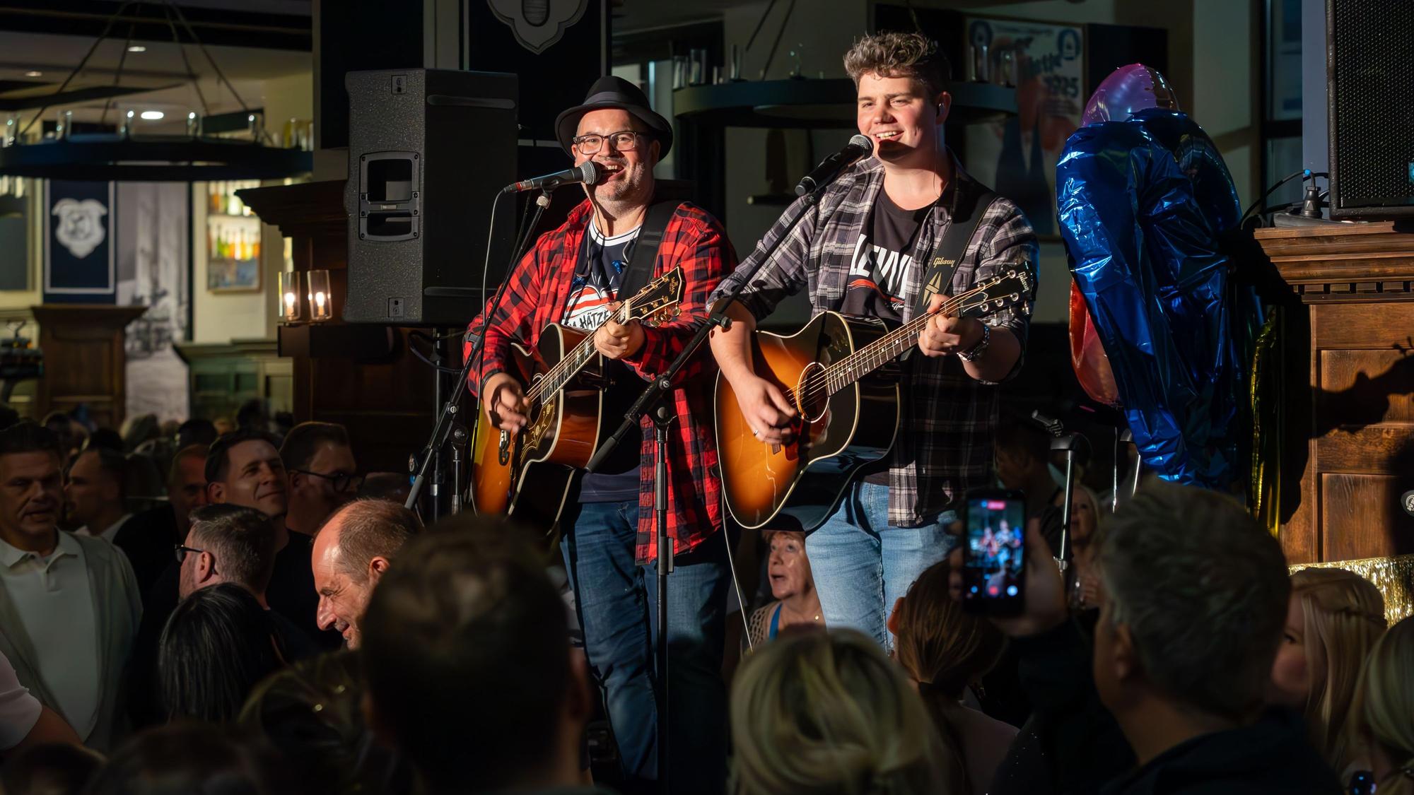 Auch Dennis Kleimann (r.) begleitete Björn Heuser bei etlichen Songs auf der Mini-Bühne.