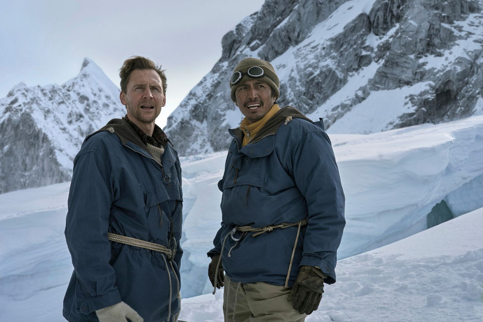 Edmund Hillary (Tom Hiddleston, links) und  Tenzing Norgay (Genden Phuntsok) gelingt 1953, was niemals zuvor ein Mensch schaffte: Sie besteigen den Mount Everest.  (Bild: Apple)