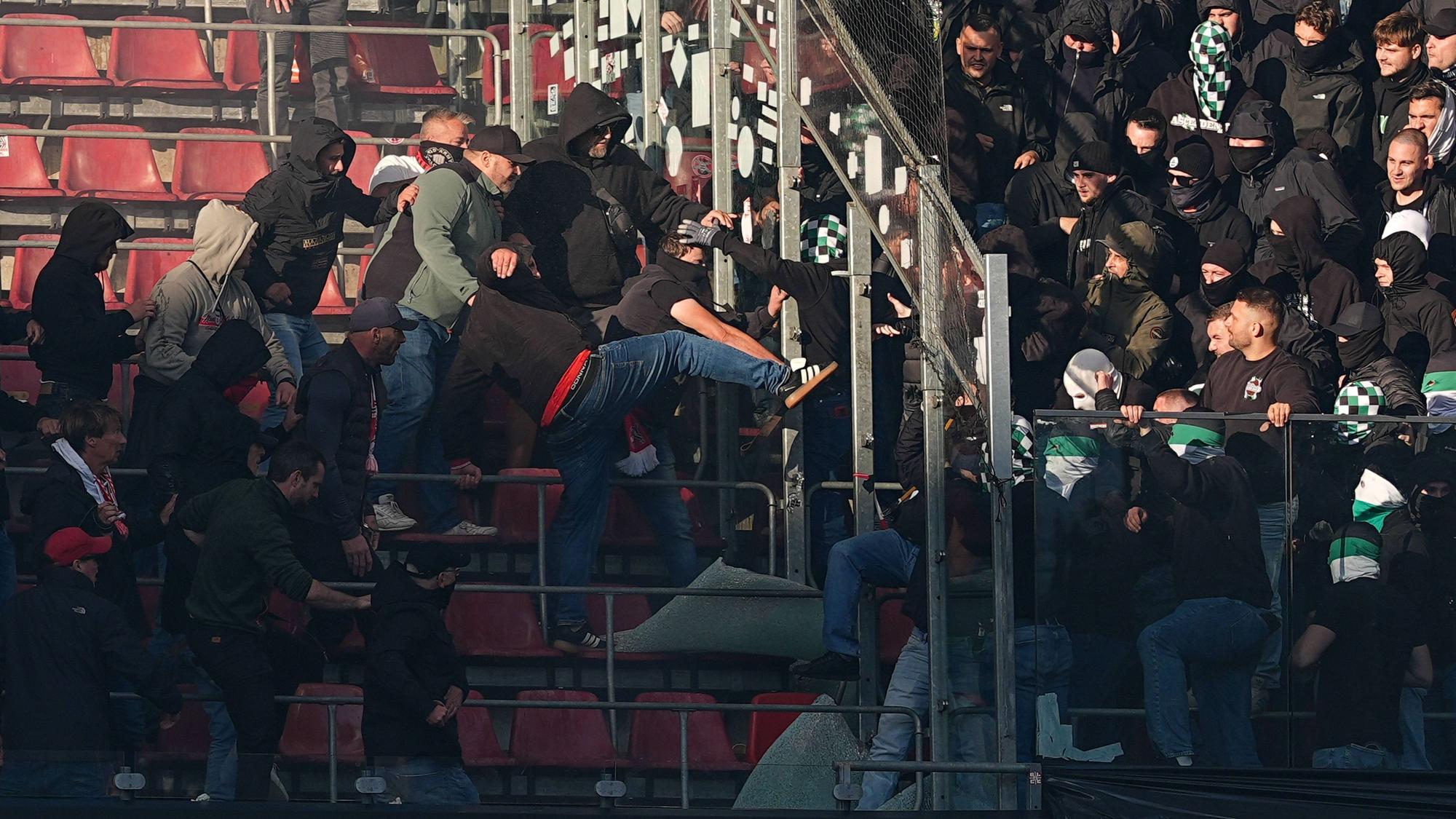 Chaoten auf der Nordtribüne lieferten sich Schlägereien, eine Trennscheibe zwischen den Blöcken war zuvor zu Bruch gegangen.