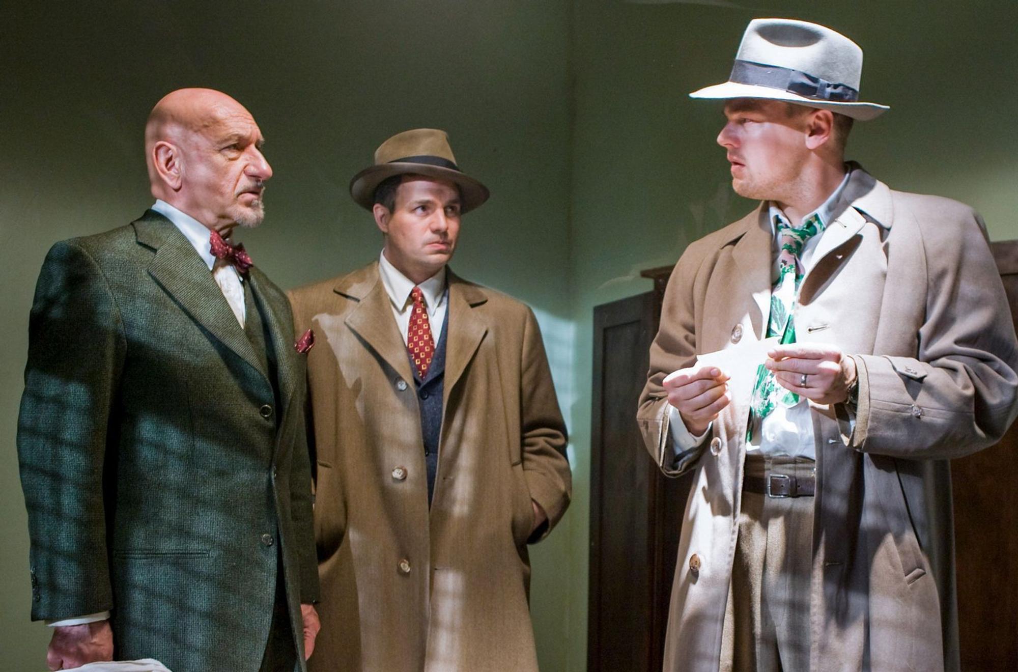 Der zwielichtige Anstaltsleiter Dr. Cawley (Ben Kingsley, links) ist Teddy Daniels (Leonardo DiCaprio, rechts) und seinem Partner Chuck Aule (Mark Ruffalo) bei den Ermittlungen nicht gerade behilflich. (Bild: 2026 Paramount Pictures)