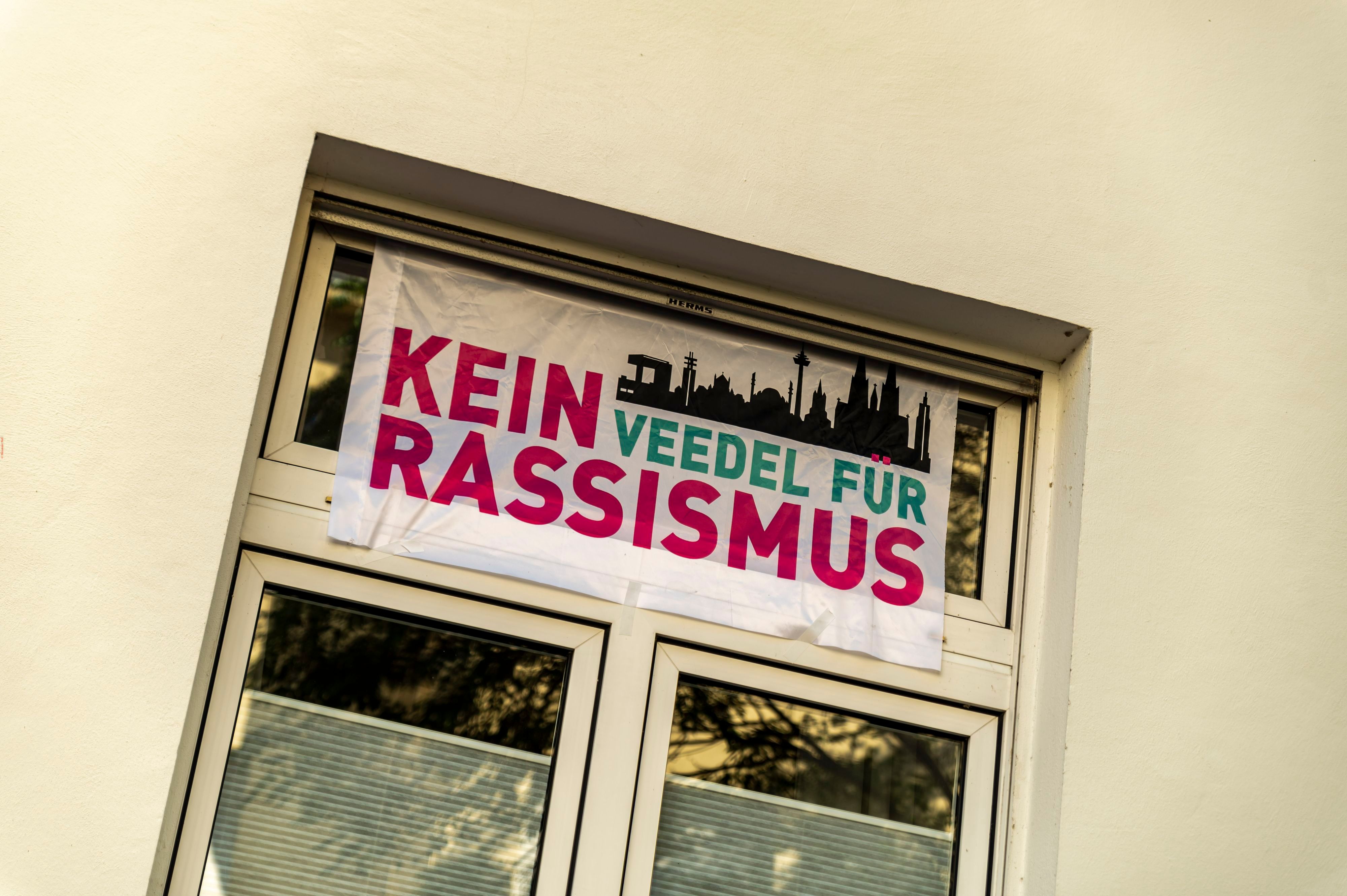 Flagge an einem Wohnhaus auf der Auerstraße im Kölner Stadtteil Nippes.