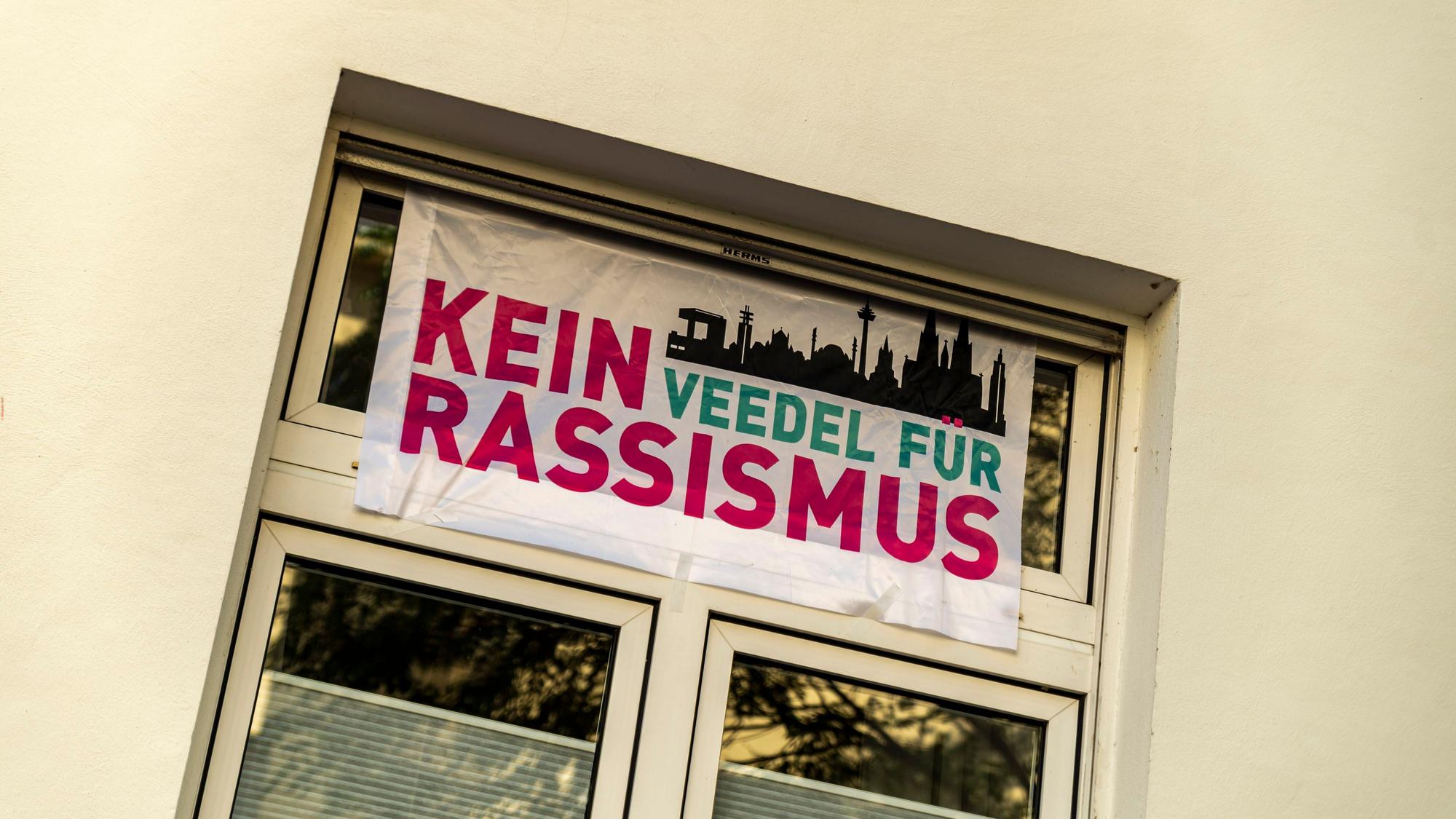 Flagge an einem Wohnhaus auf der Auerstraße im Kölner Stadtteil Nippes.