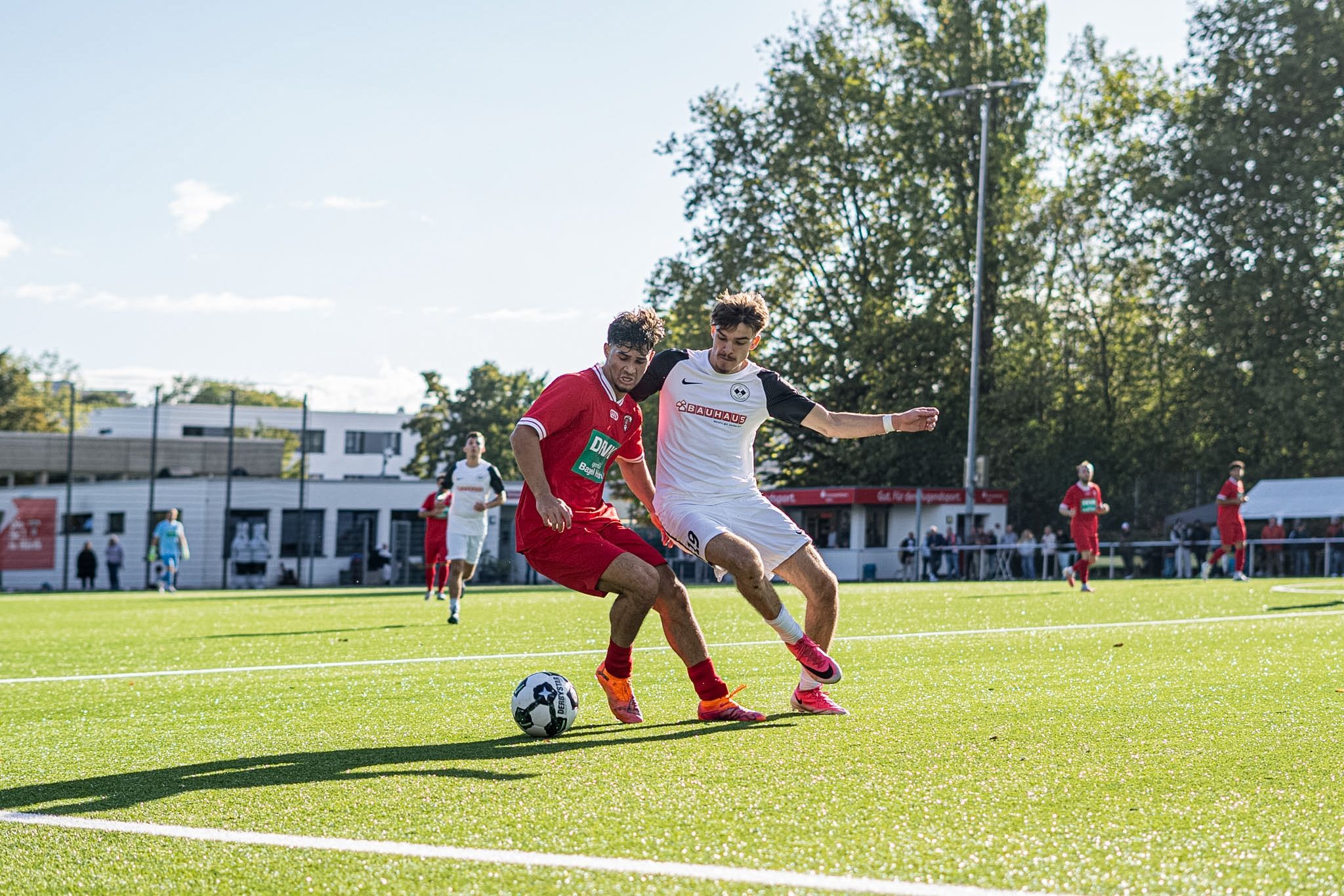 Zweikampf im Lokalderby zwischen dem FC Hürth und der SpVg Frechen 20