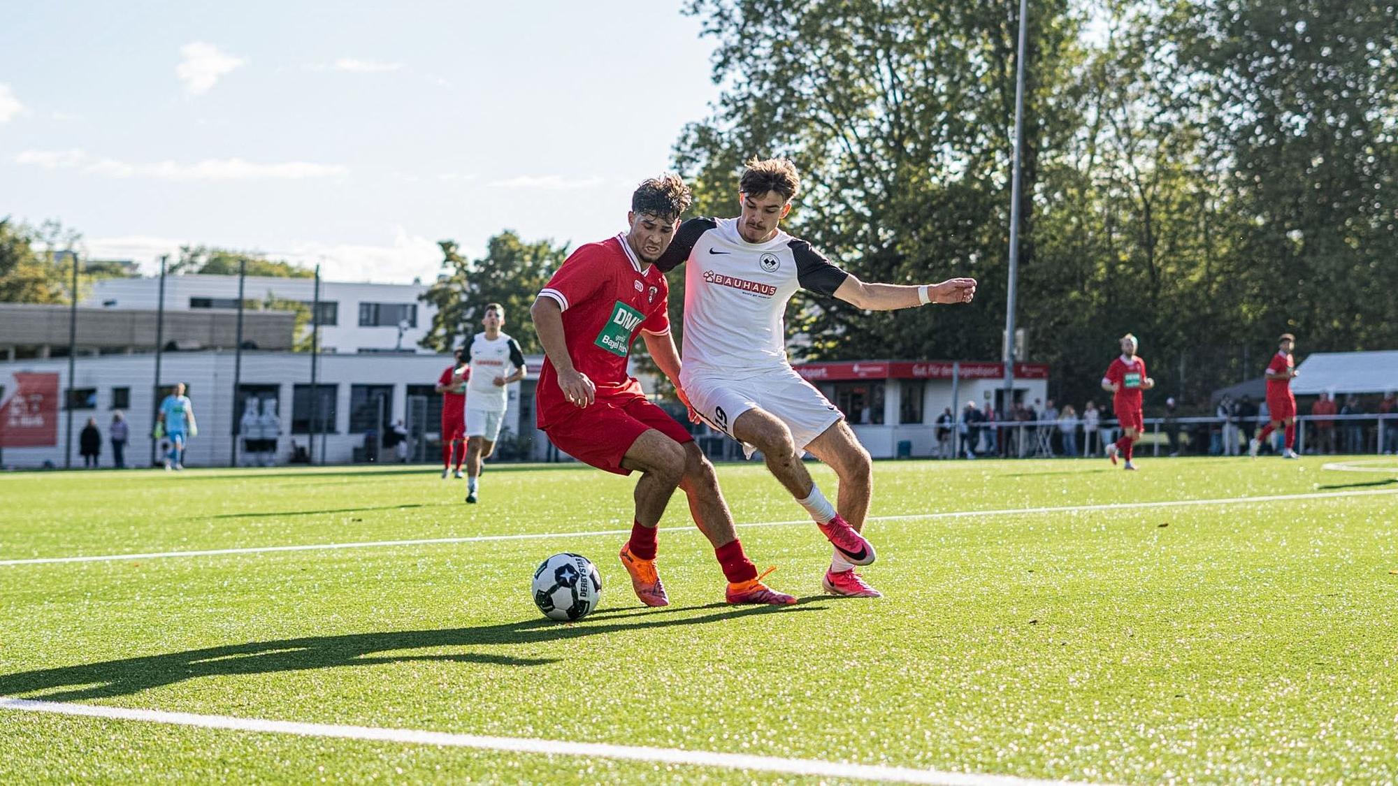Zweikampf im Lokalderby zwischen dem FC Hürth und der SpVg Frechen 20