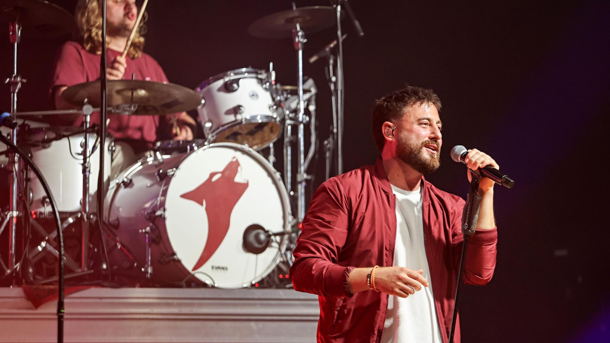 Die Band Lupo steht beim Konzert auf der Bühne.