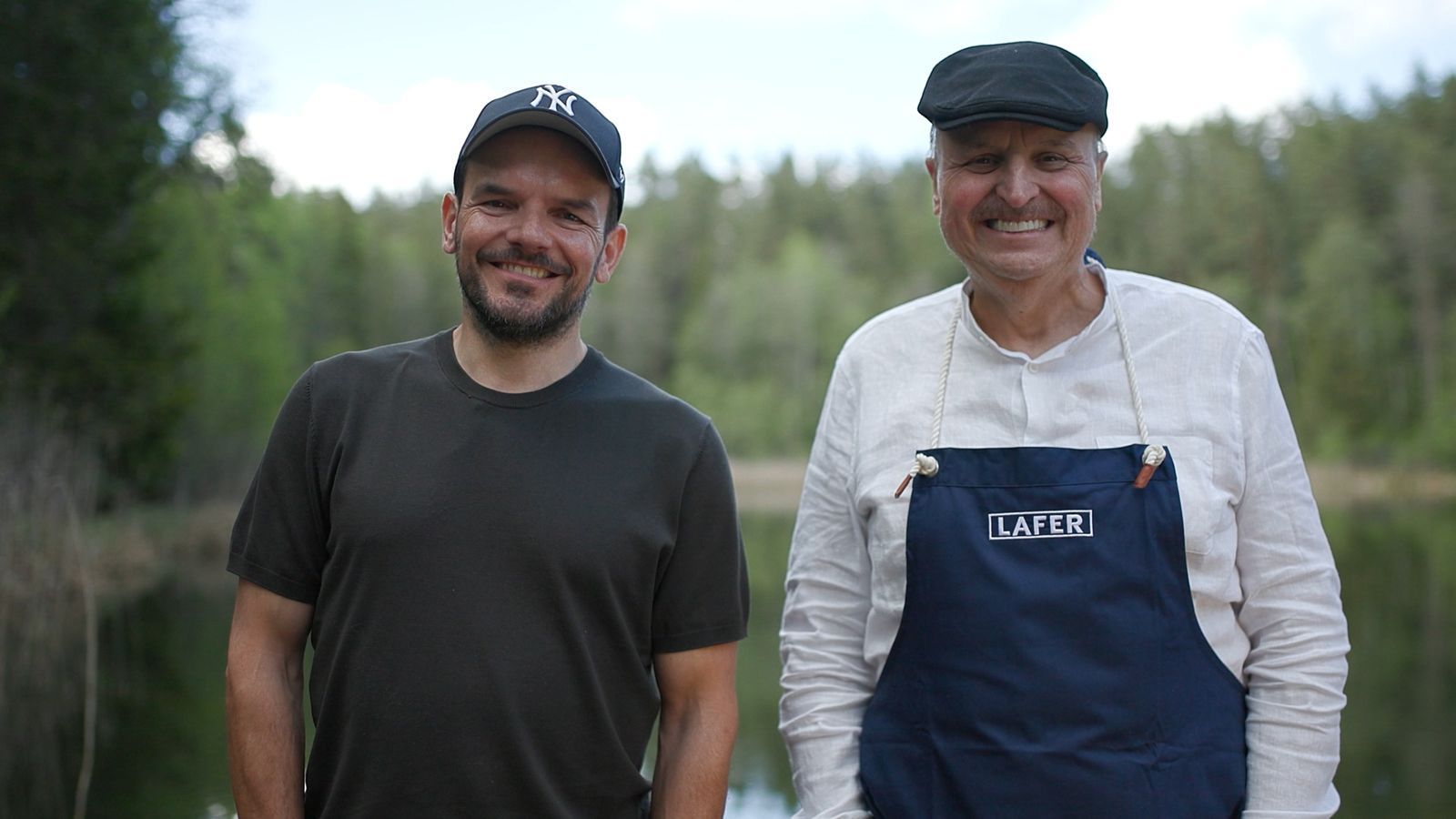 Steffen Henssler (links) und Johann Lafer reisten für die neue „Grenzenlos Genial Gekocht“-Folge nach Vilnius. (Bild: RTL)