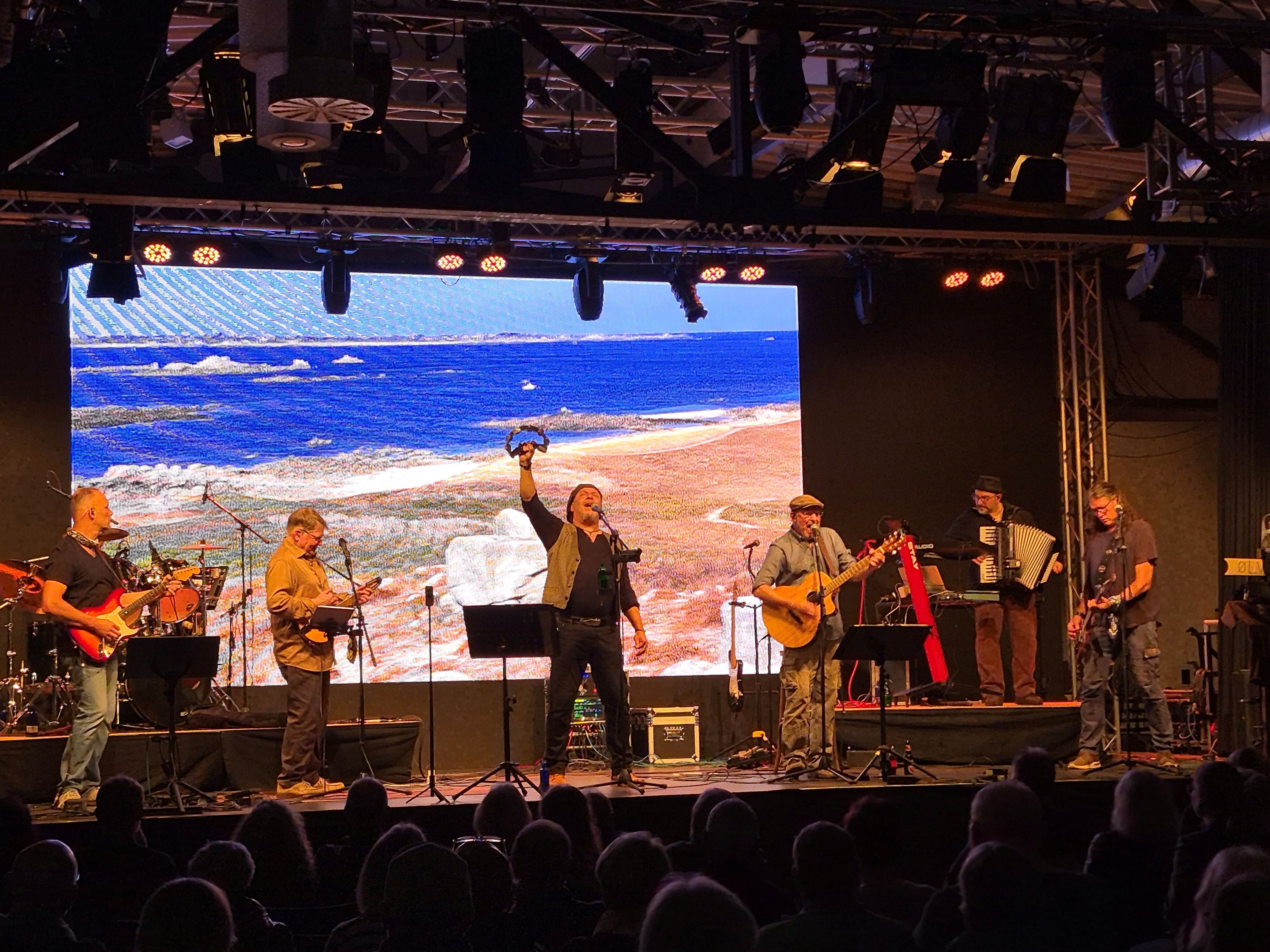 Eine Band auf der Bühne.