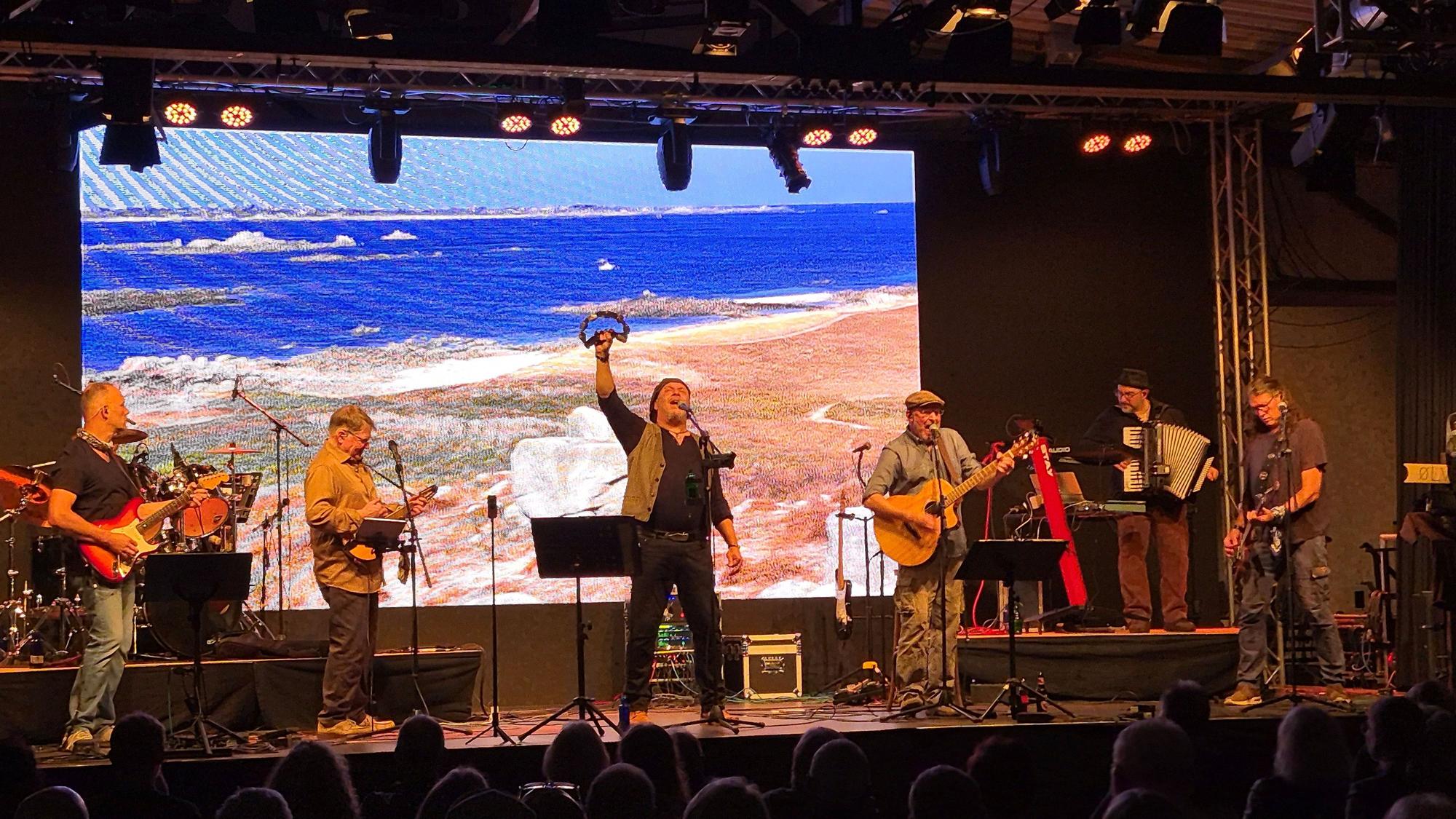 Eine Band auf der Bühne.