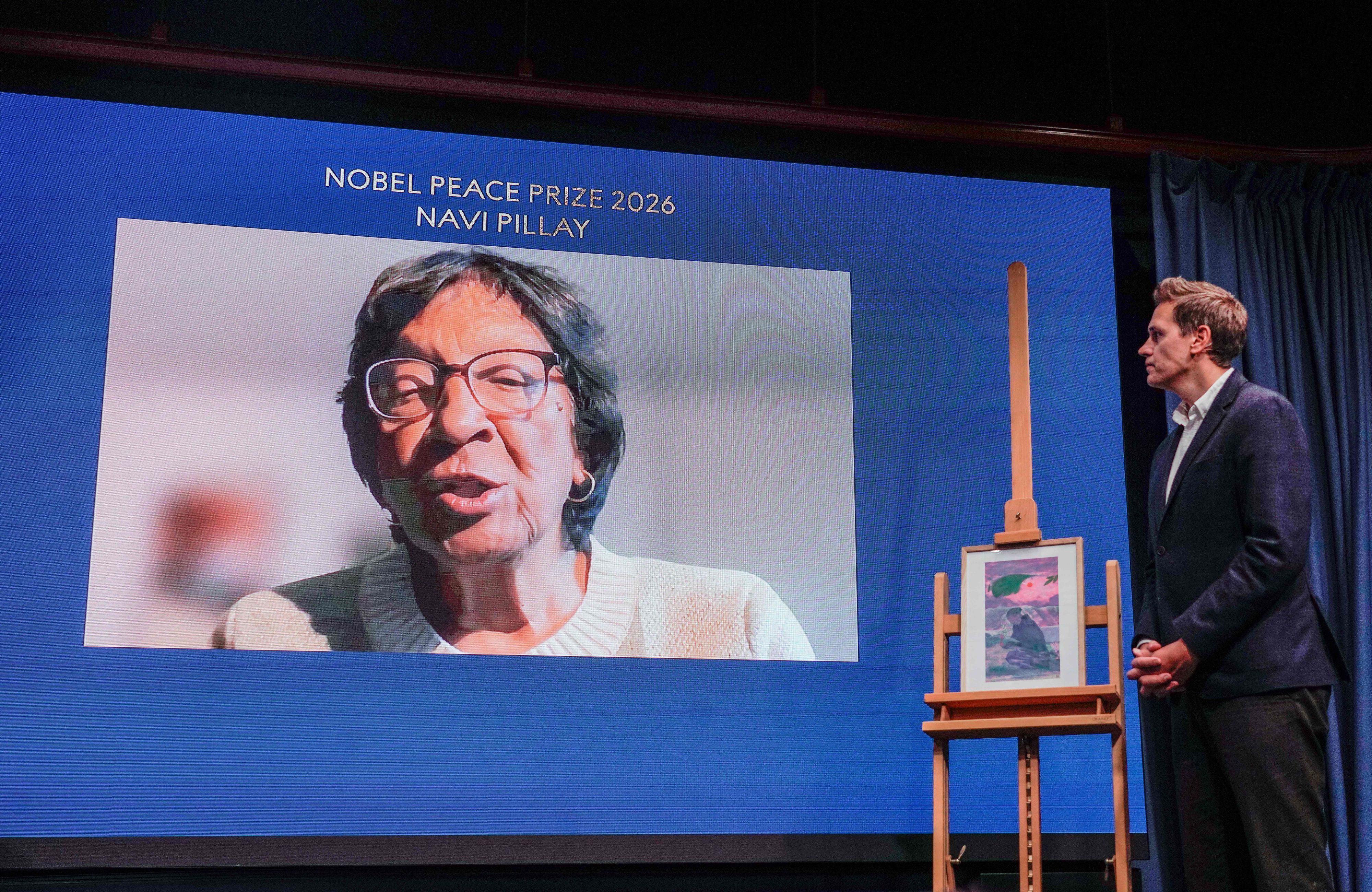 Der Vorsitzende des norwegischen Nobelpreis-Komitees, Jorgen Watne Frydnes,  spricht per Videoschalte mit der Gewinnerin des Friedensnobelpreises 2026, der südafrikanischen Juristin Navanetherm (Navi) Pillay.