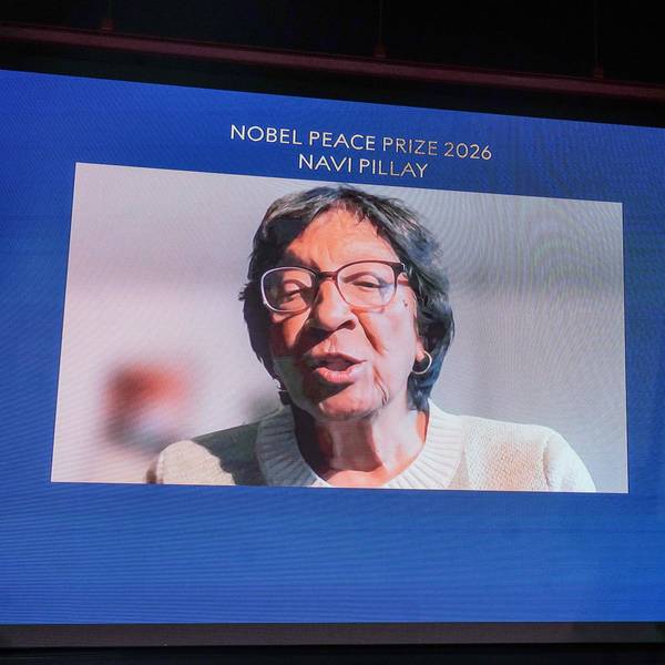 Der Vorsitzende des norwegischen Nobelpreis-Komitees, Jorgen Watne Frydnes, spricht per Videoschalte mit der Gewinnerin des Friedensnobelpreises 2026, der südafrikanischen Juristin Navanethem (Navi) Pillay.