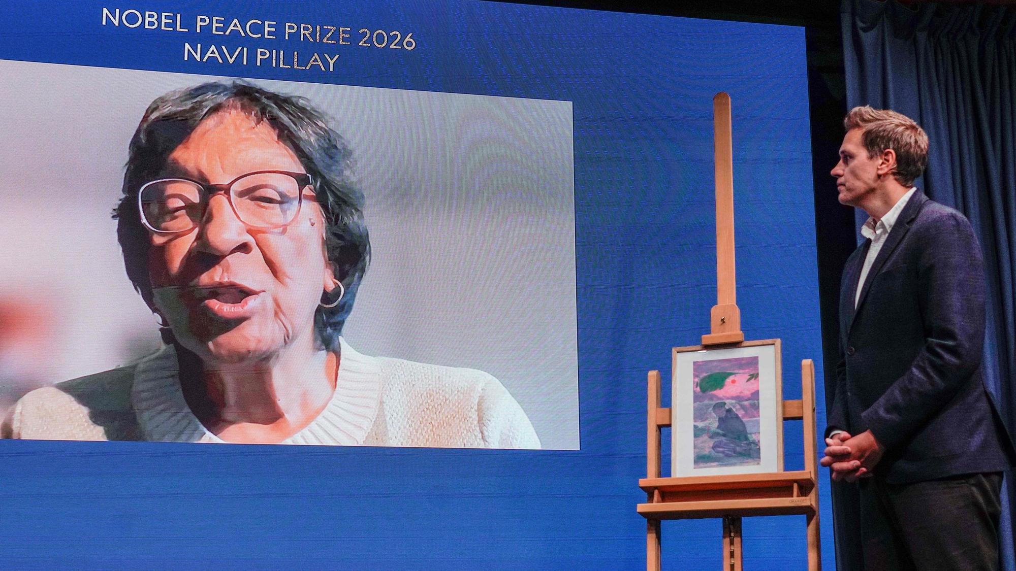 Der Vorsitzende des norwegischen Nobelpreis-Komitees, Jorgen Watne Frydnes, spricht per Videoschalte mit der Gewinnerin des Friedensnobelpreises 2026, der südafrikanischen Juristin Navanetherm (Navi) Pillay.
