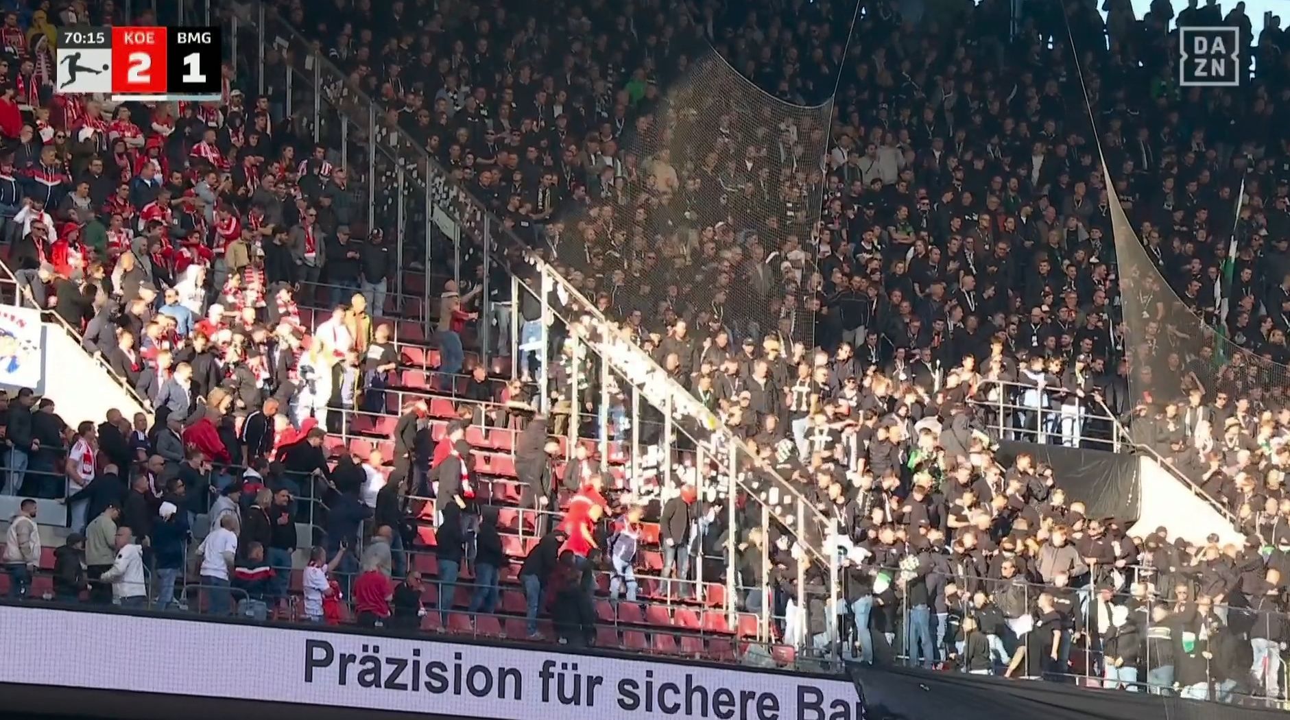 Ausschreitungen während des Derbys in der Nordost-Ecke des Rhein-Energie-Stadions, wo eine trennende Glasscheibe zu Bruch ging.