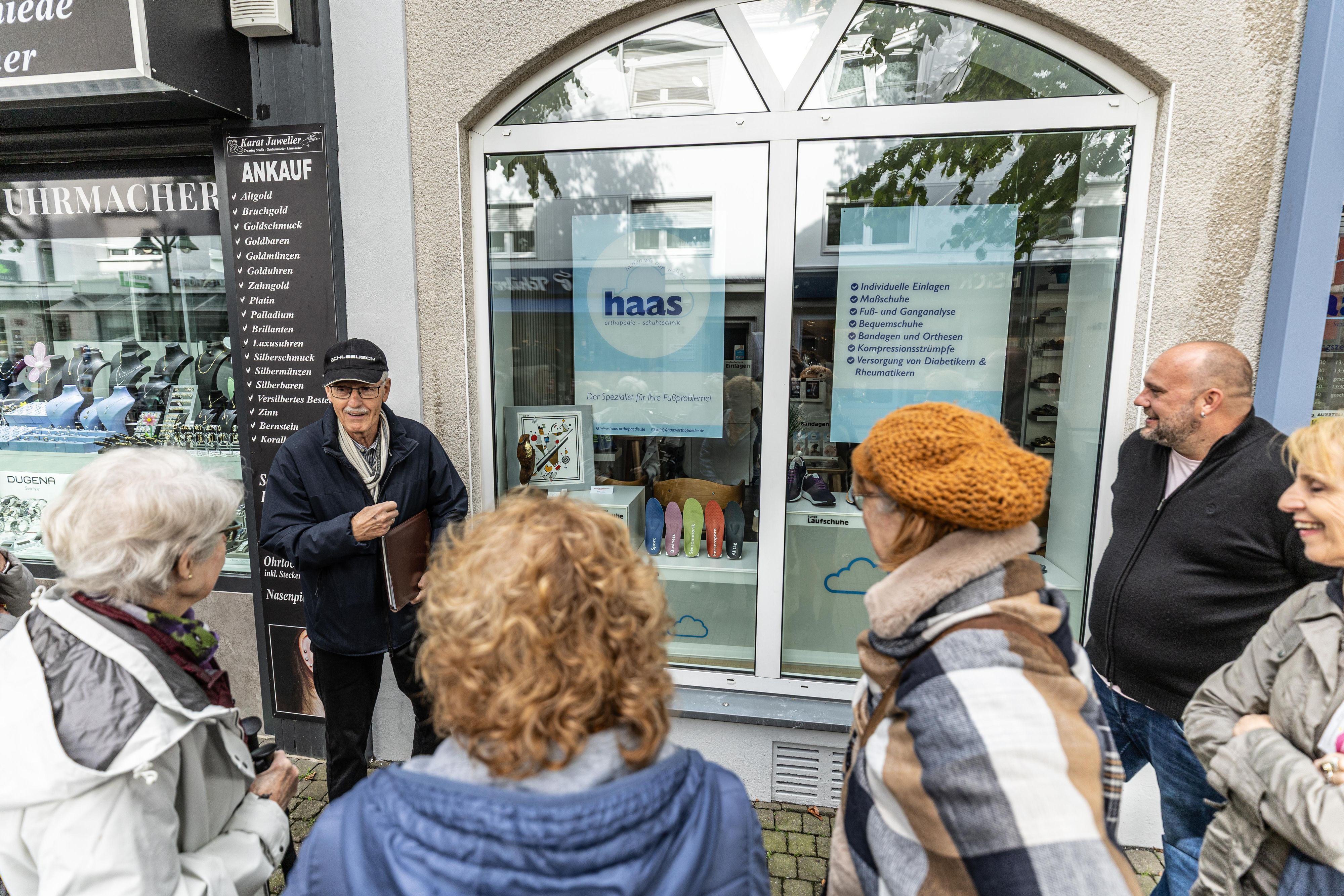 Hans-Peter Teitscheid (links) erzählt zu jeder Station eine kurze Geschichte