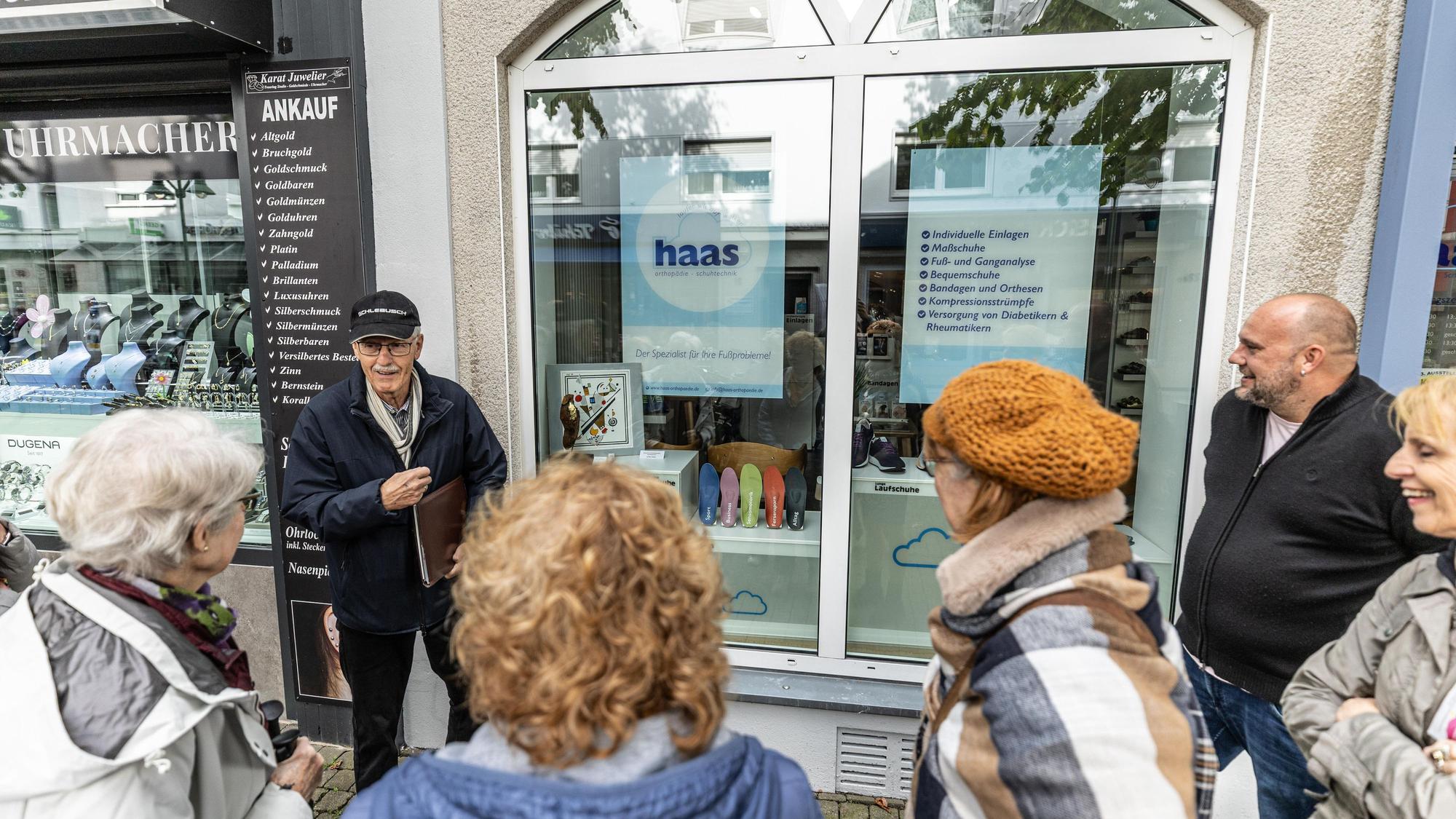 Hans-Peter Teitscheid (links) erzählt zu jeder Station eine kurze Geschichte