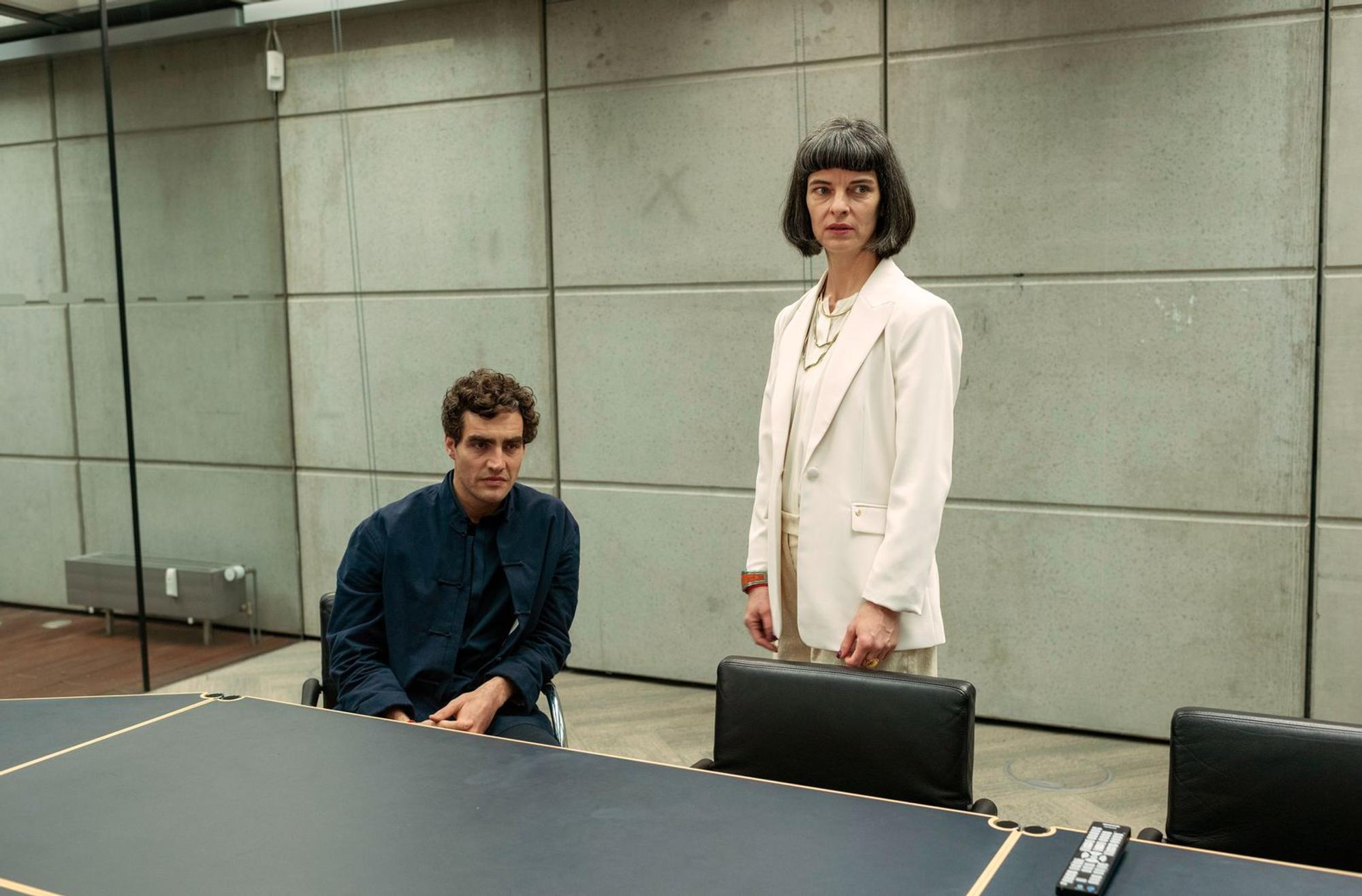 Das Gründer-Ehepaar von Prometheus, Dr. Oskar Berger (Pascal Houdus) und seine Frau Viola (Sarah Hostettler), empfangen die Kommissarinnen, die wegen der toten Mitarbeiterin ermitteln. (Bild: NDR/ARD/Thorsten Jander,)