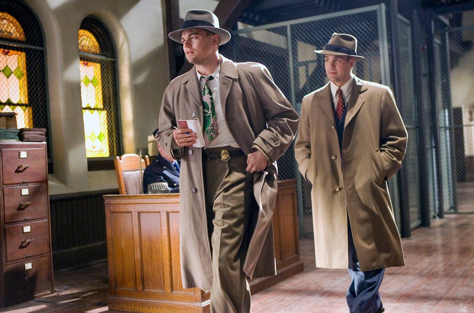 Teddy Daniels (Leonardo DiCaprio, links) und Partner Chuck (Mark Ruffalo) fällt es nicht leicht, auf „Shutter Island“ einen klaren Kopf zu bewahren.  (Bild: 2026 Paramount Pictures)